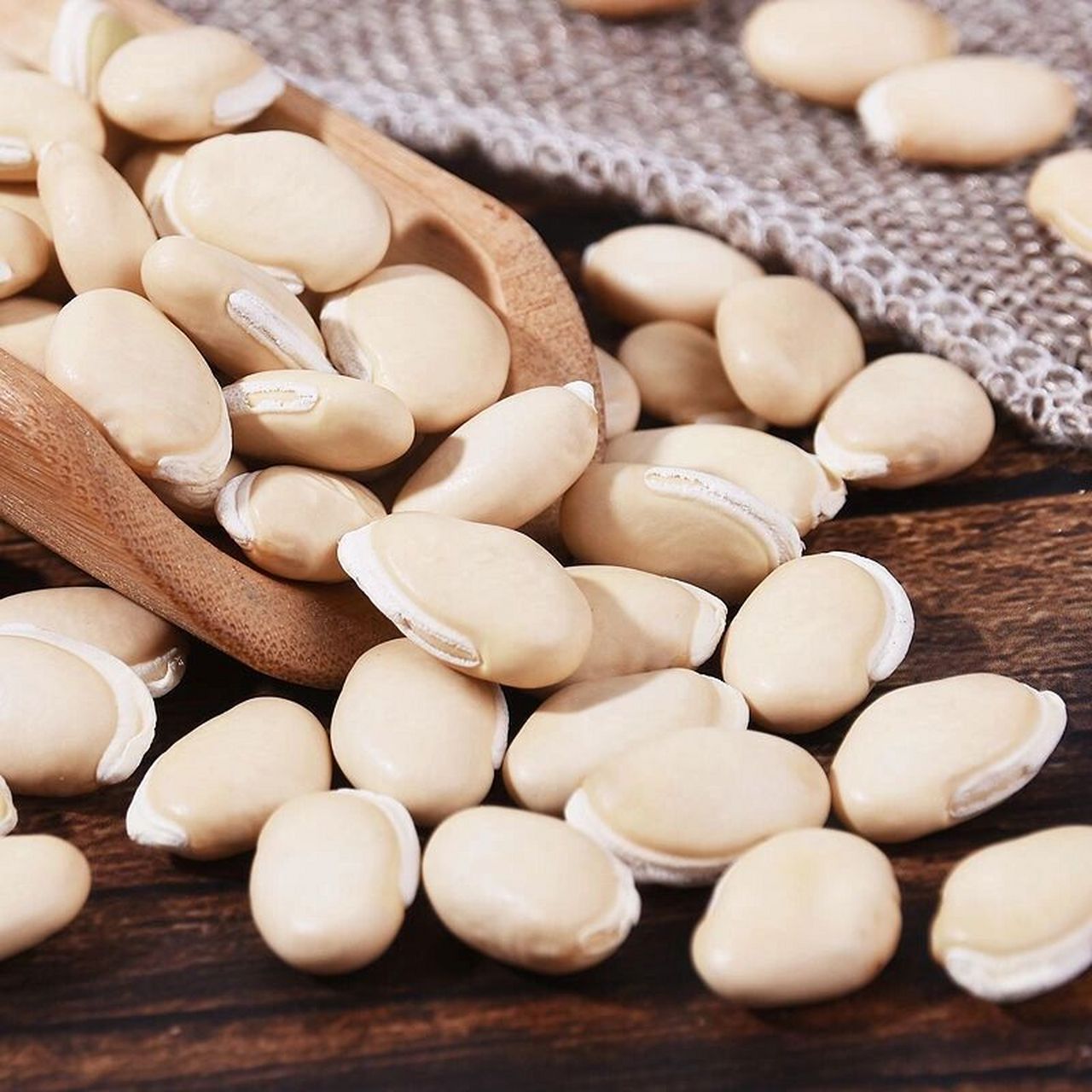 白扁豆可以用于治疗脾胃虚弱,大便泄泻,白带过多,食欲不振,胸闷