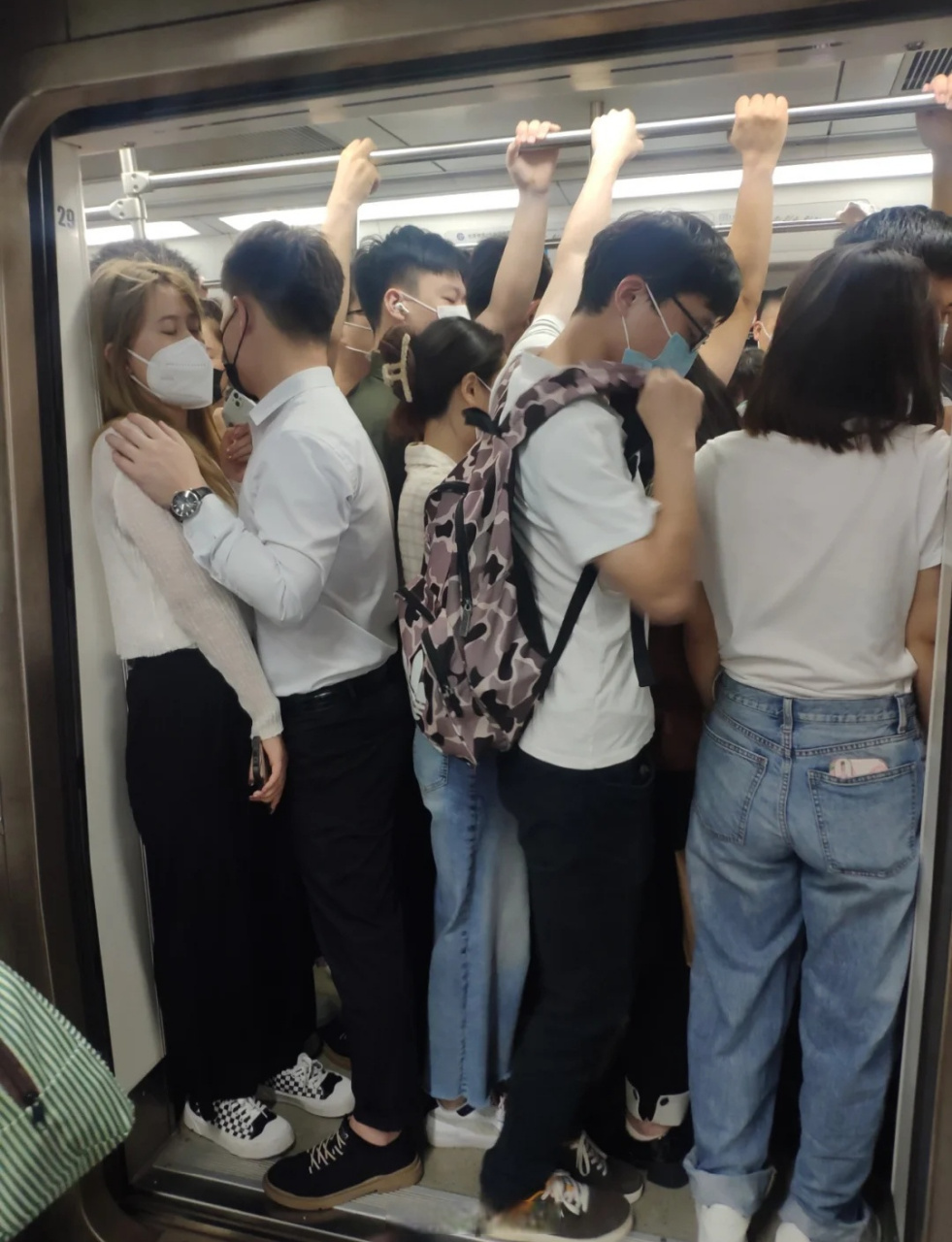 北京地铁的高峰时段.