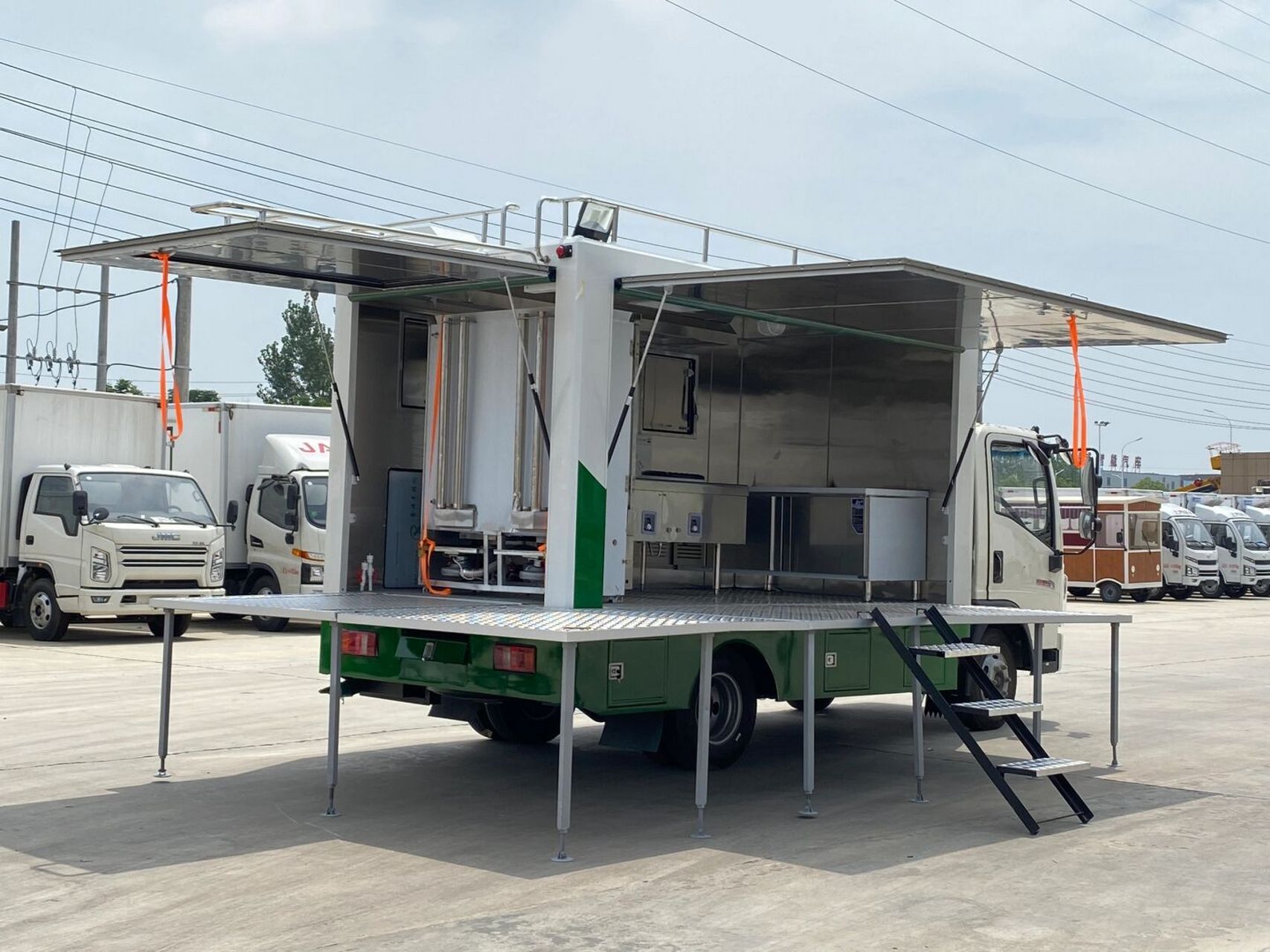 重汽豪沃大餐车改装成品展示 重汽豪沃大餐车改装成品展示,采用重汽豪