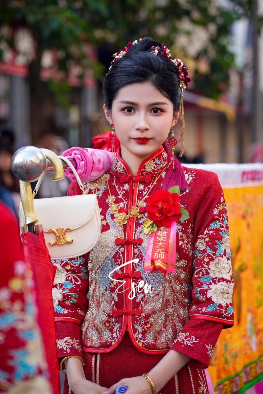 潮汕扛旗女孩 潮汕女孩抬旗是为了迎老爷,"老爷"在潮汕地区是指一个镇