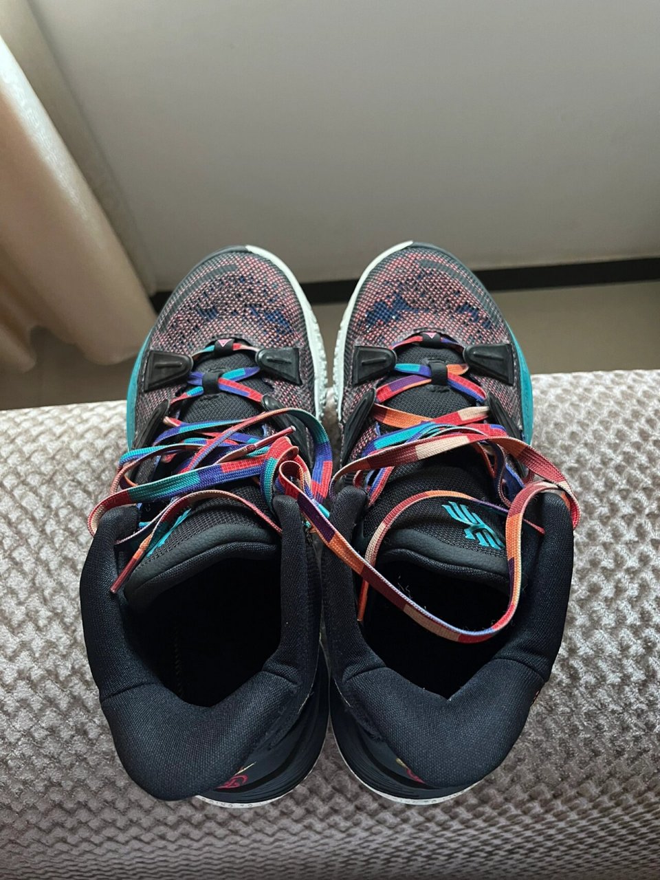 欧文7新年配色399出 鞋子没什么瑕疵,原盒配件齐全.95下单