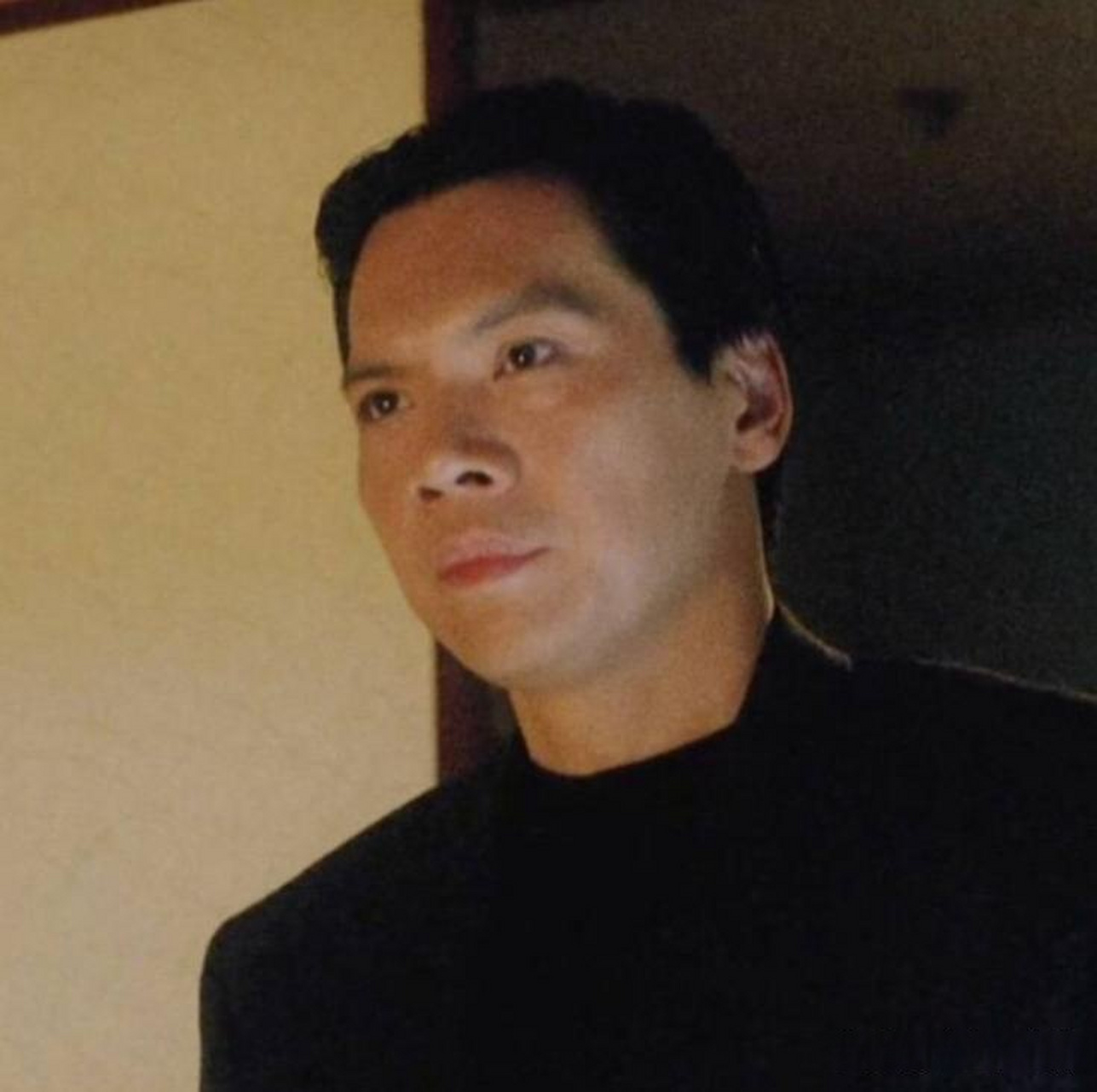 向华强演艺生涯中最经典的角色是"龙五",是被王晶"