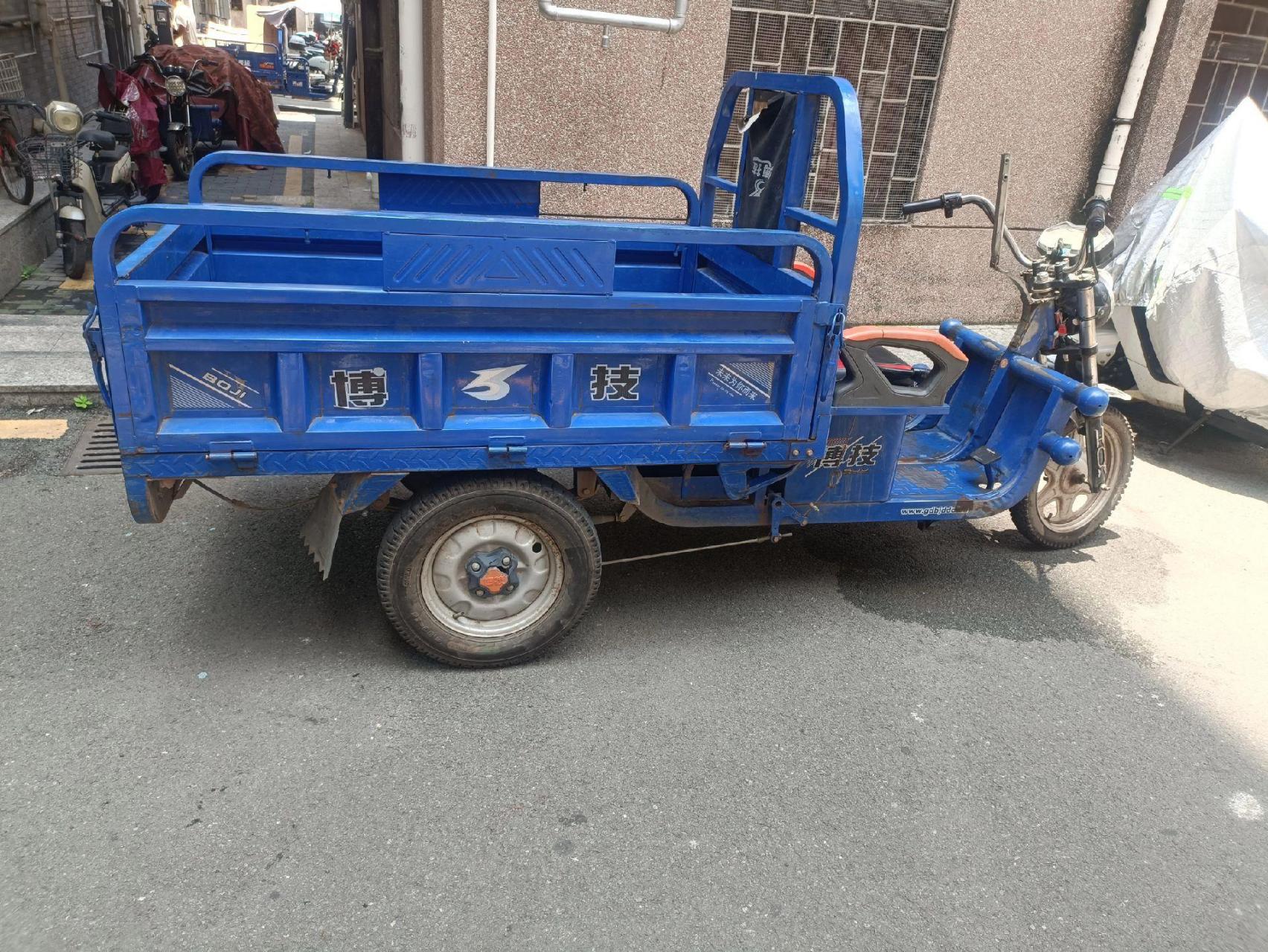 九成新博技大三轮车.车厢长一米五,宽一米,刚换不久的电池60伏20按.