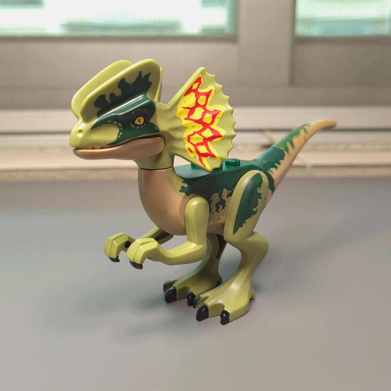 乐高双脊龙 较大的模具1嘴手脚可动,小的模具2仅嘴可动.