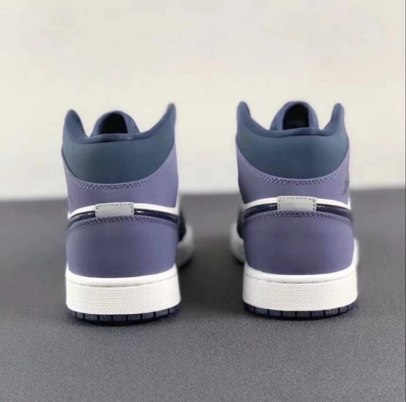 今天带来一双热度很高的aj1桑德紫 看到这双鞋的时候我是真的被圈粉了