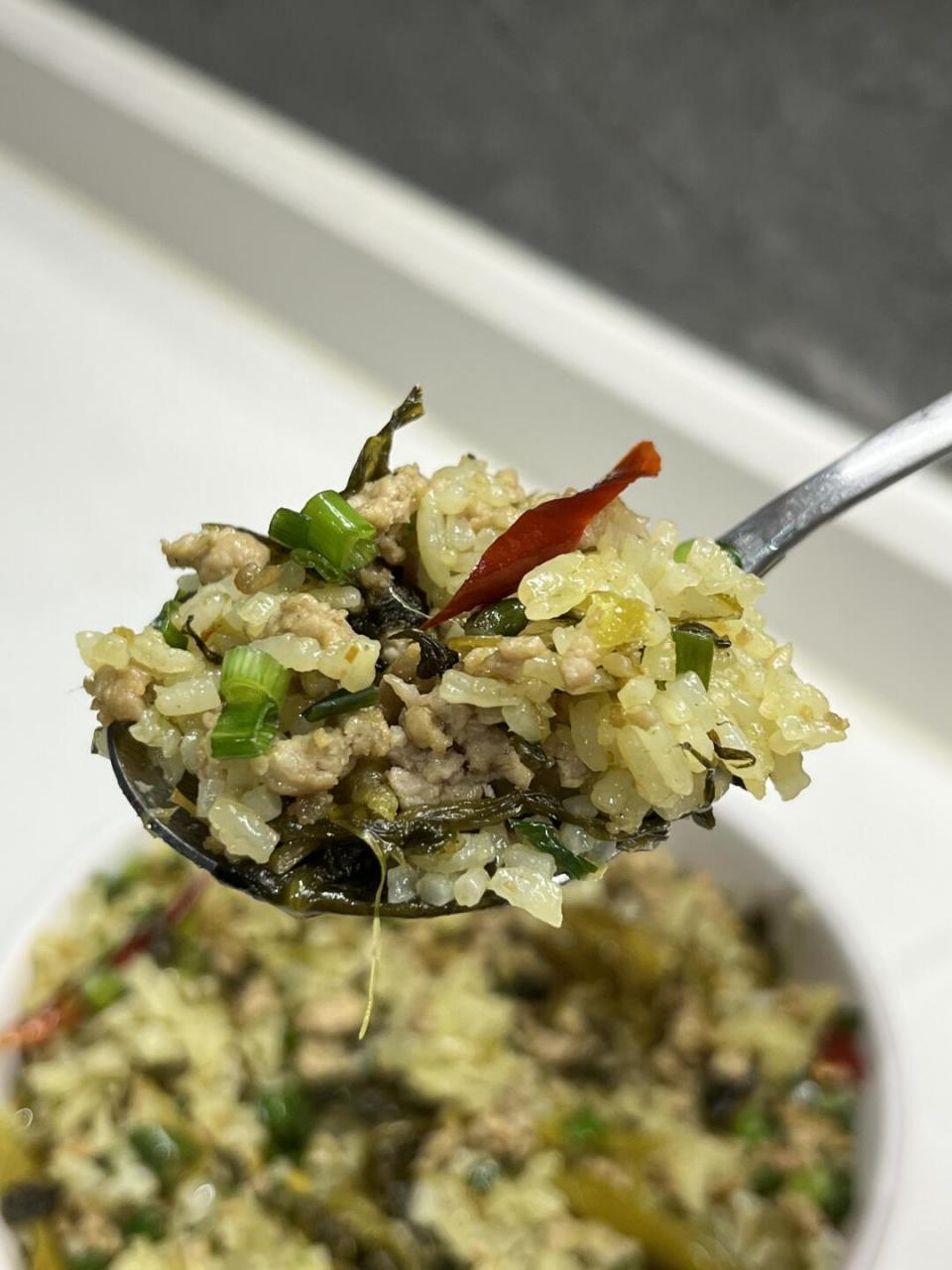 酸菜肉末炒饭也太香了!超级开胃!