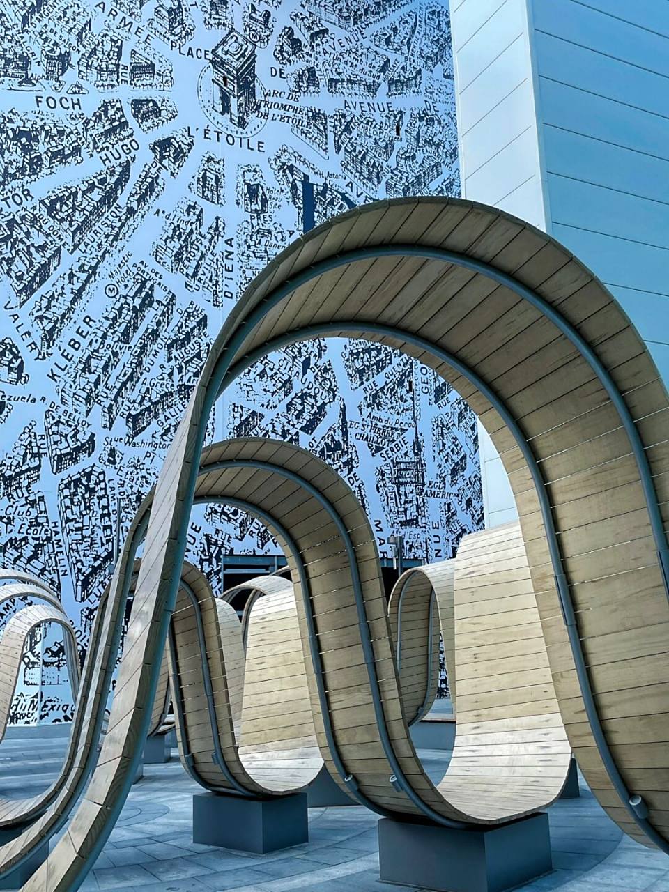 三里屯北区…有点儿好拍 一段时间没来不知道什么时候多的这个装置