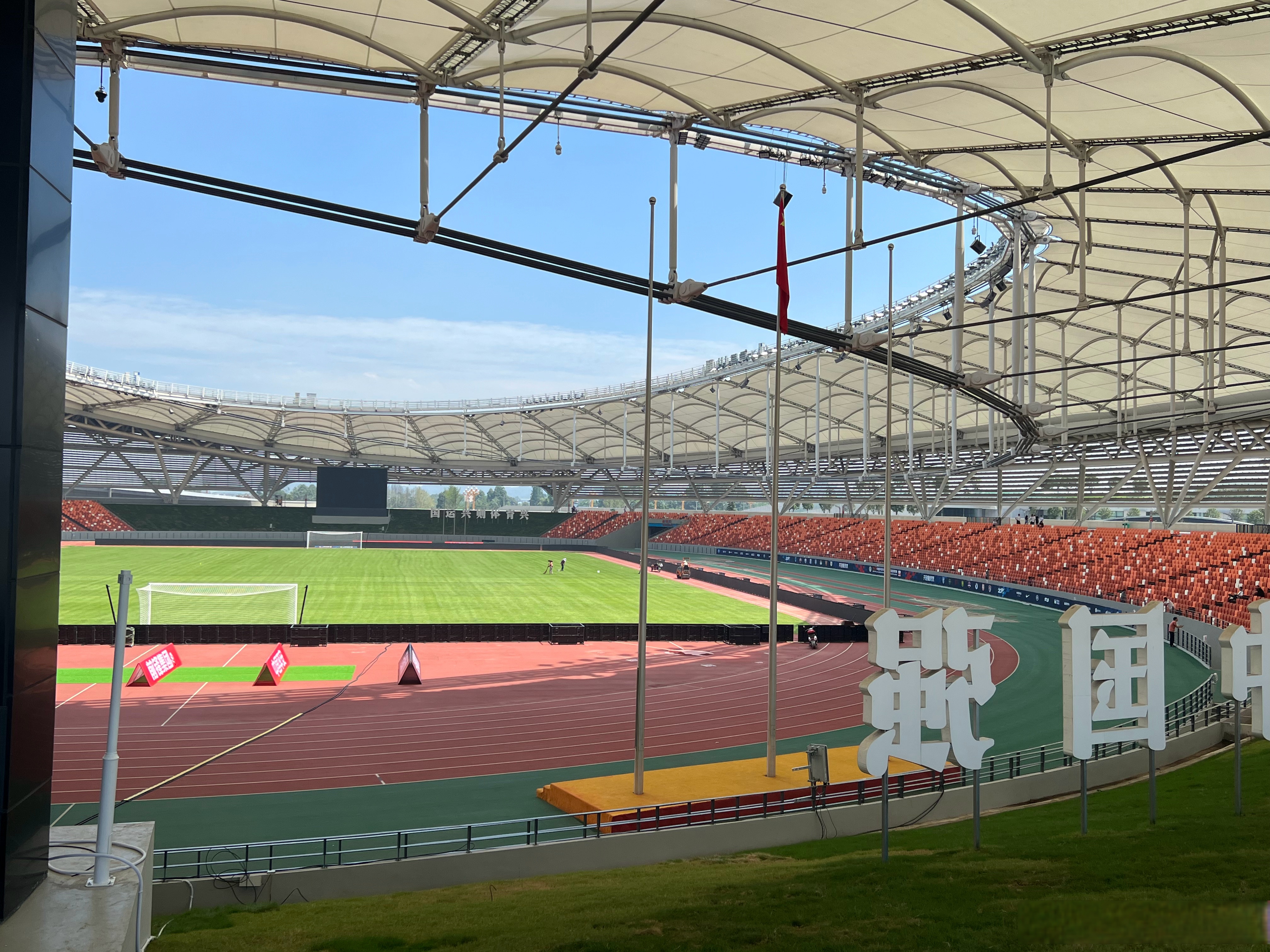 下午2:00会员可以抢票了,上午去球场看了一下,南北看台是没座位的