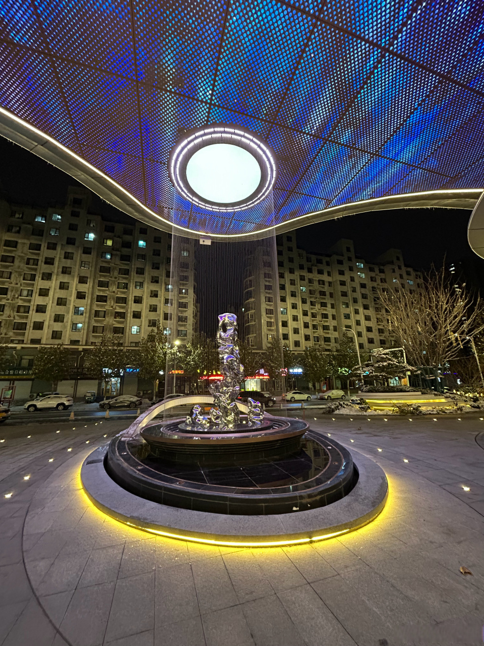 新区改善楼盘的售楼处夜景,以前拍的,今天一看,感觉还不错,分享给大家