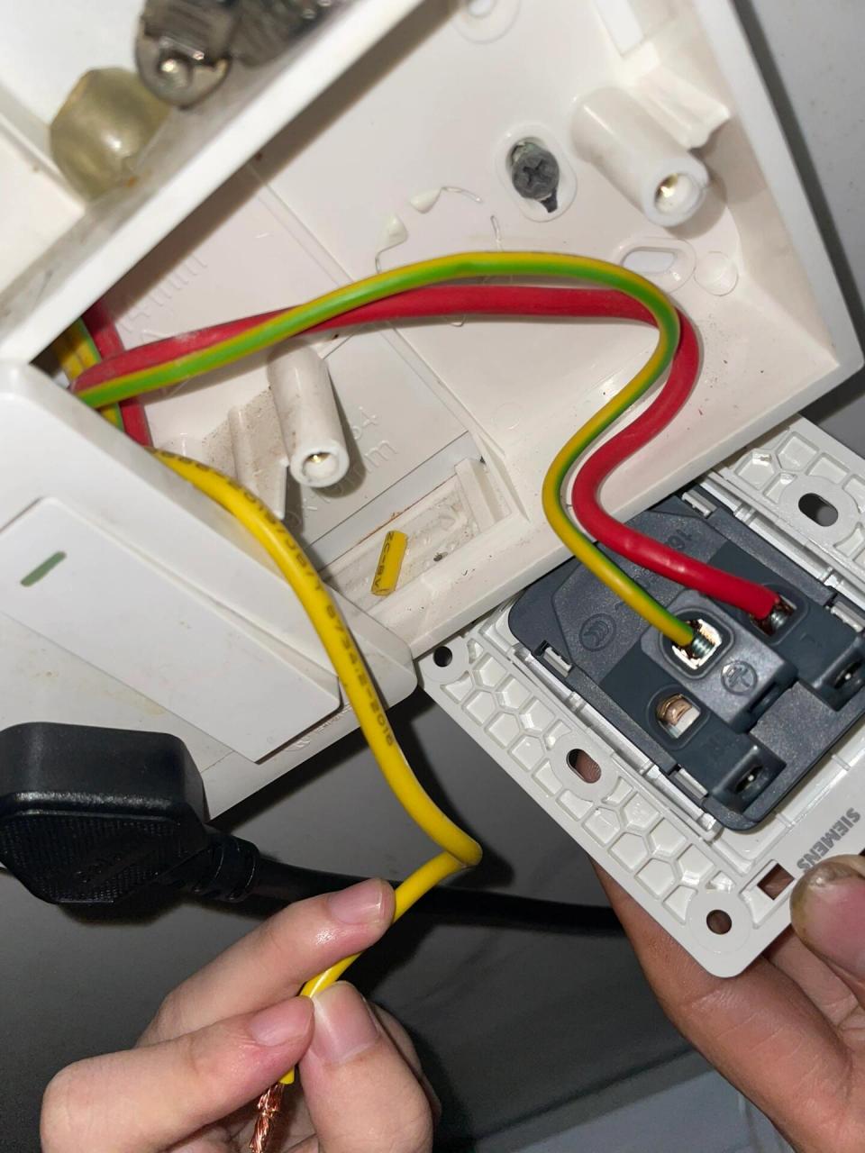 红色肯定是火线,黄绿相间肯定是地线,剩下的就是零线了,可是零线不是