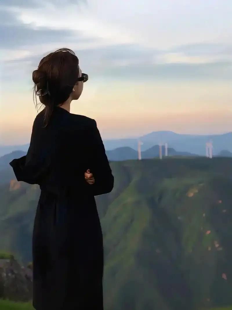 曾经以为孤灯伴影,独在房间里写作是一种享受