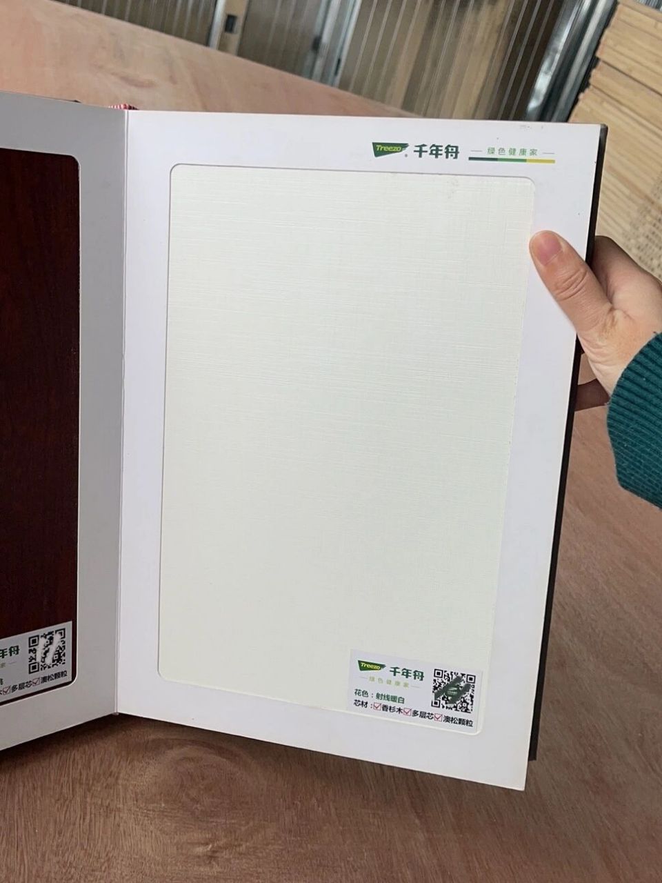 柜体是藏青靓木,柜门是射线暖白.