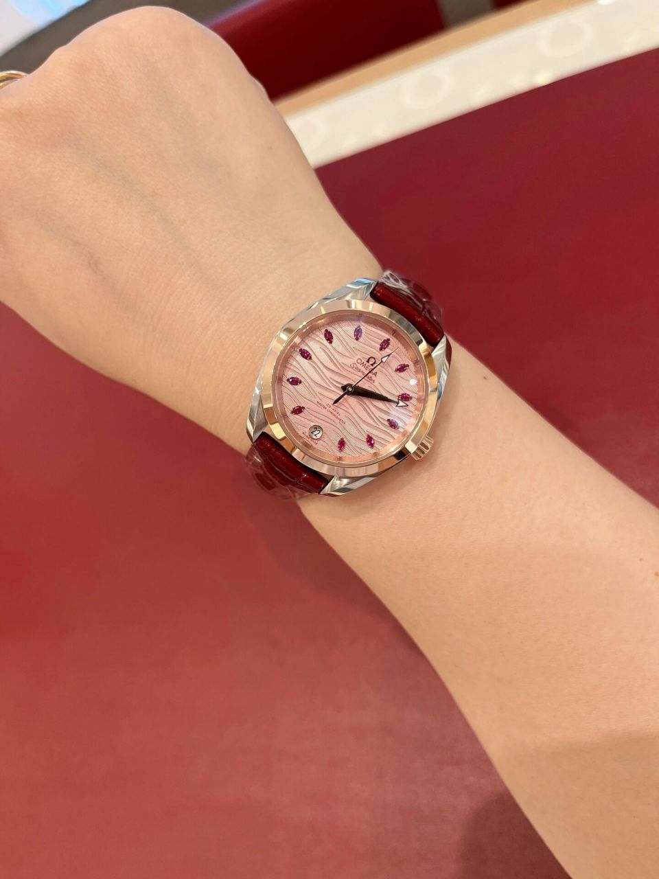 欧米茄海马女款腕表 最美的时刻最好的我们 承蒙时光不弃,总想把世界
