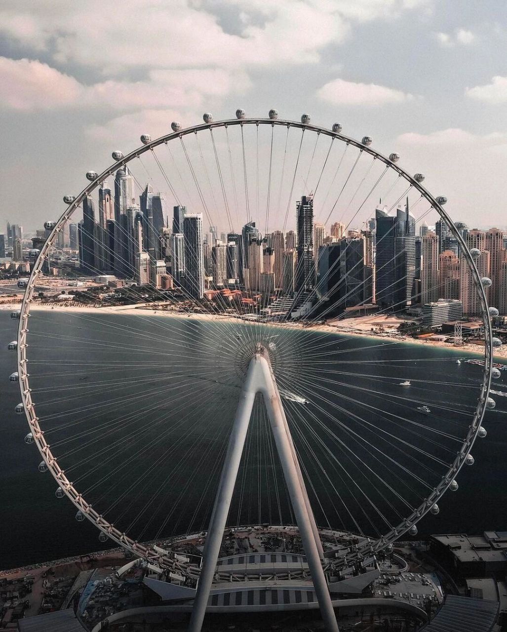 世界最高摩天轮99迪拜眼 99迪拜眼摩天轮(ain dubai) 是迪拜众多