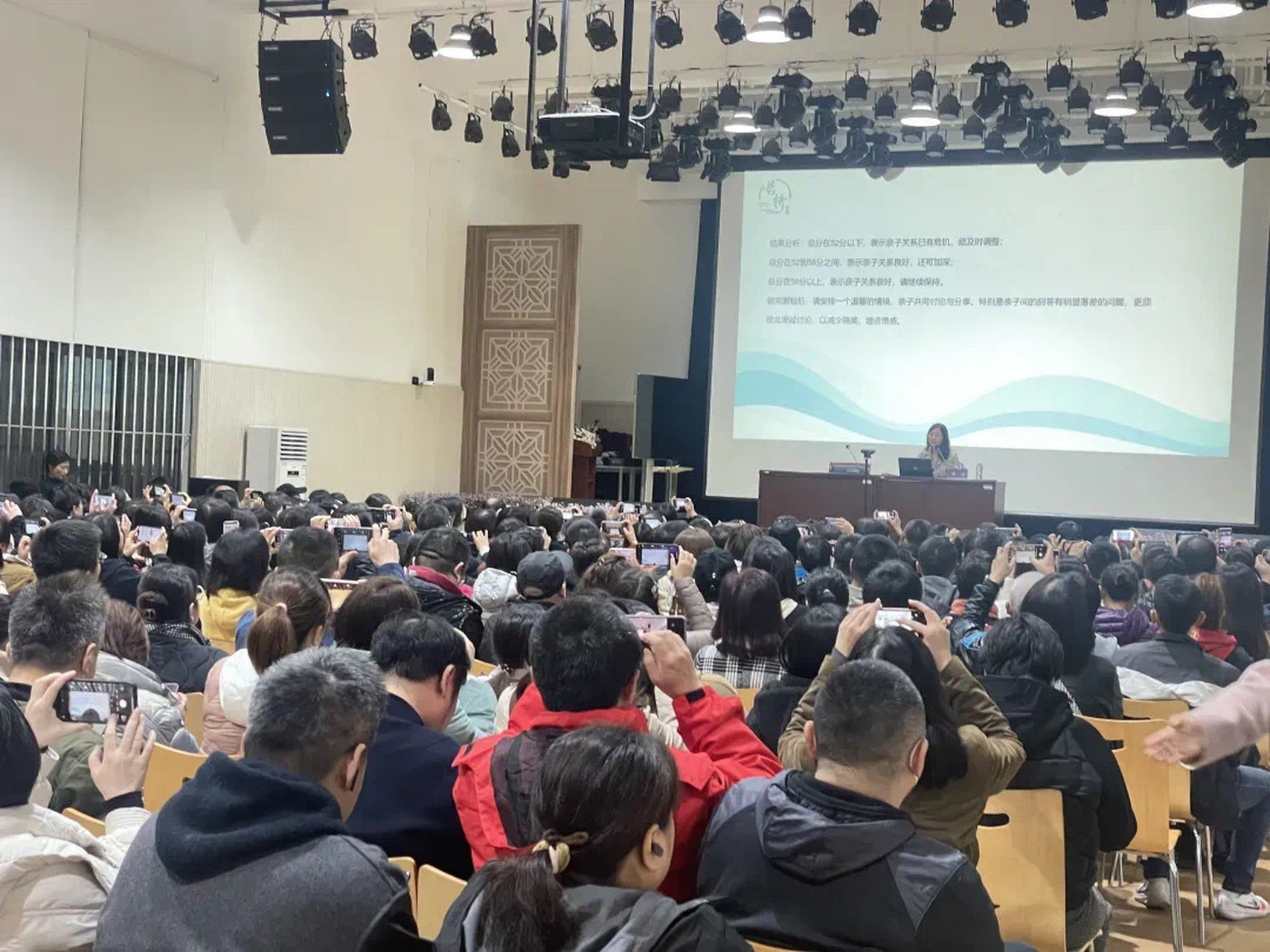 徐汇区长桥街道 日前在园南中学大礼堂开展了一场主题围绕"同一性