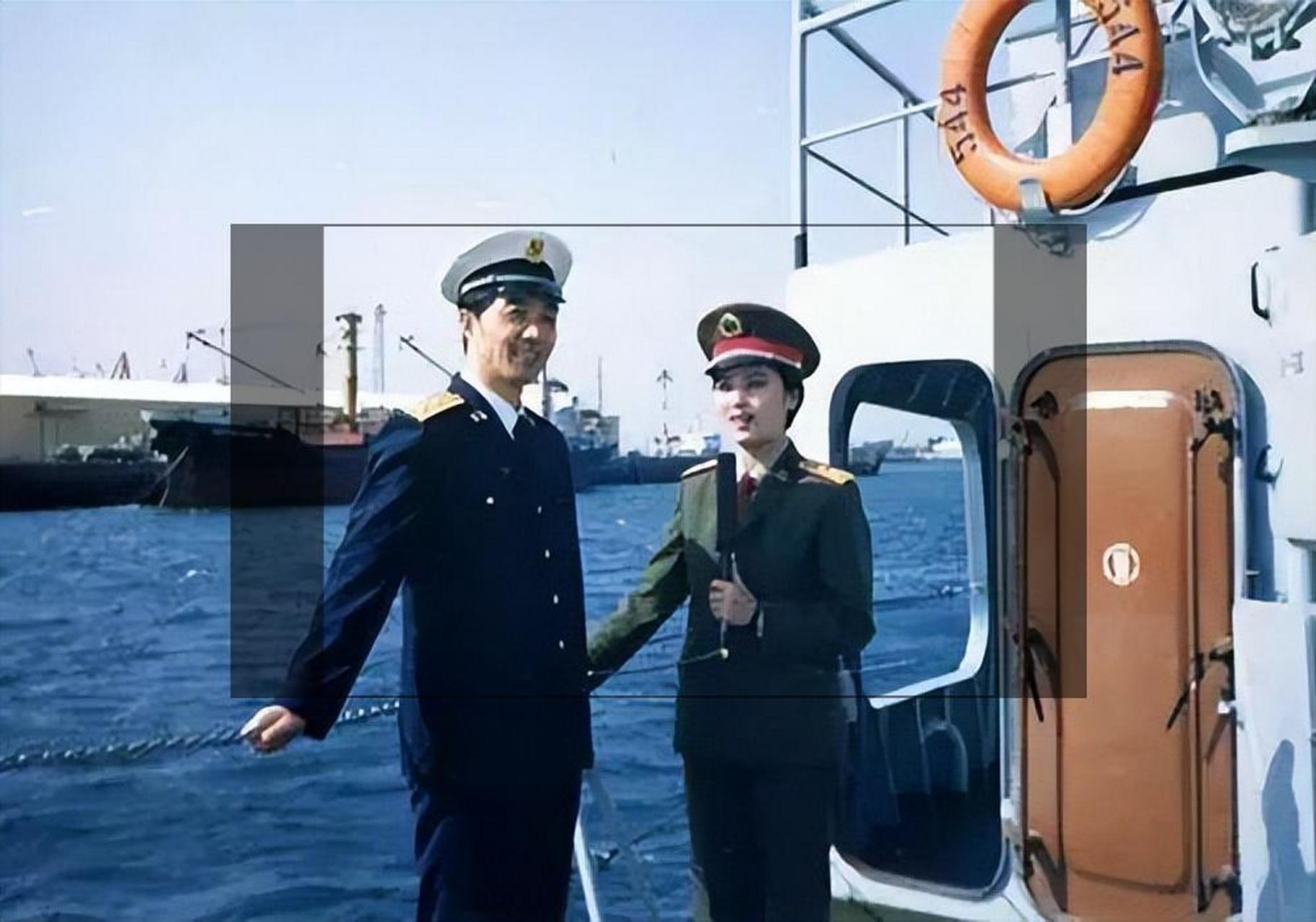 不得不说,年轻时候的张将军真是一表人才,风度翩翩.