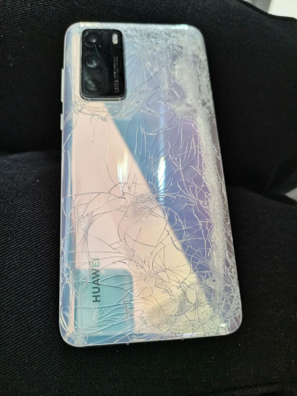 华为p40后壳碎了 昨天骑车的时候,不小心掉马路上了,正好大货车过来了