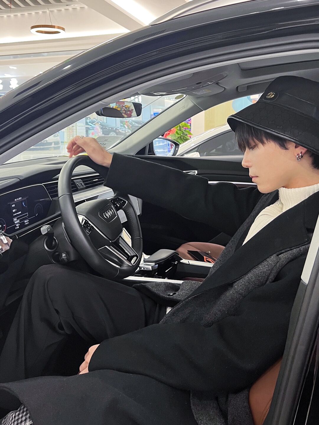 超多知名车商入驻 开豪车帅气男生图片真人版帅哥开车图片帅哥车里