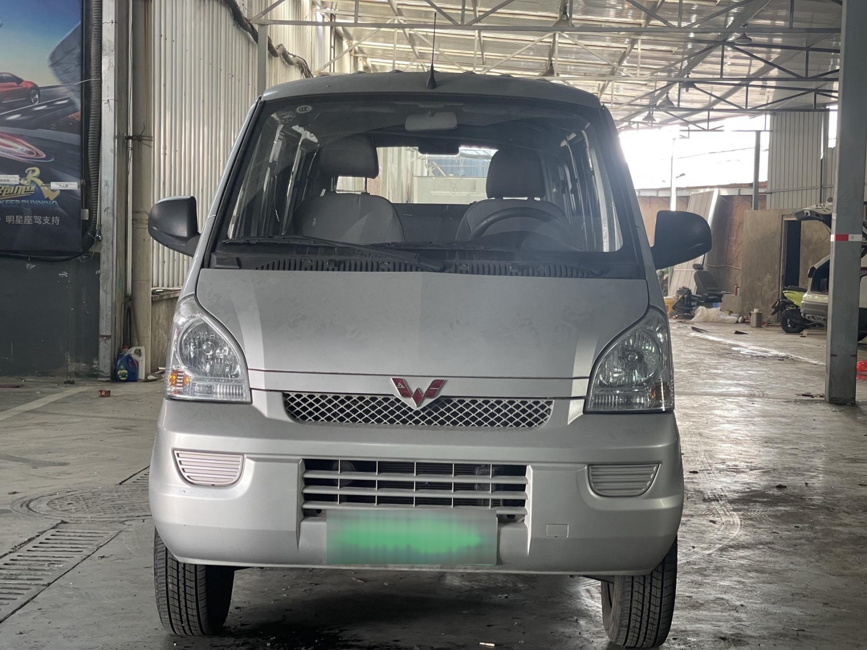 五菱7座新能源面包车.