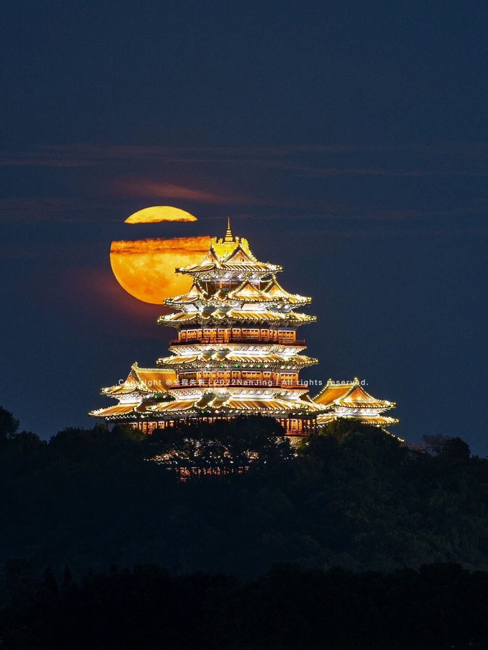 又是一年中秋佳节, 	 阅江楼如约而至的开灯.