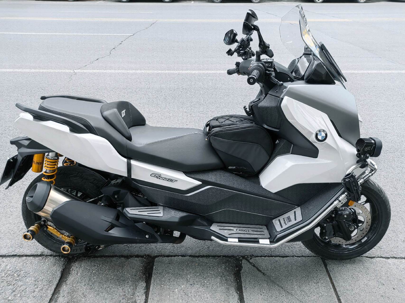 骑了一上午宝马400gt,只有5个字"真特么垃圾!",只能说蓝天白云标值钱!