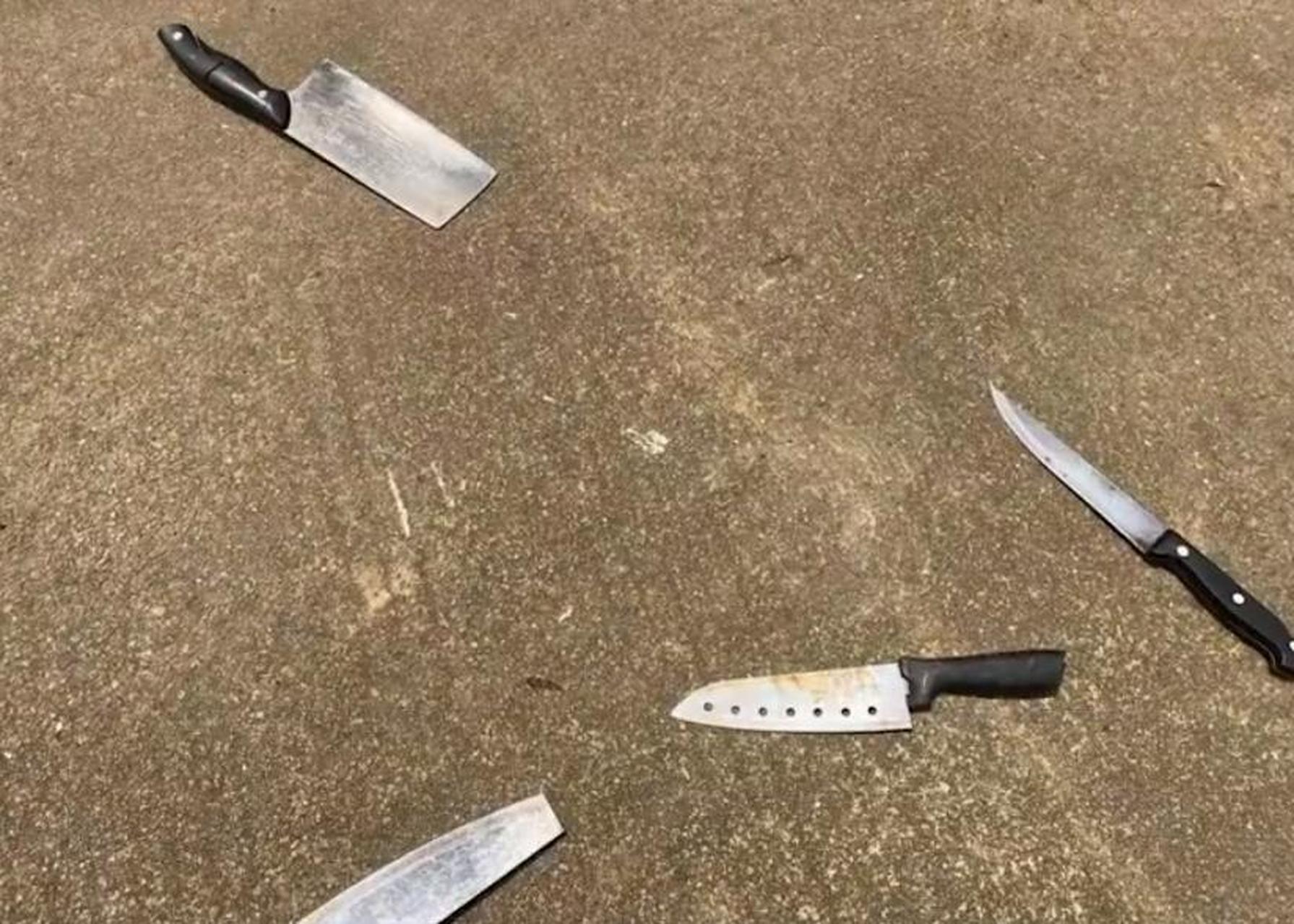 吉安县凤凰镇一小区内,传来一阵激烈的争吵声,随后便听见菜刀从高空坠