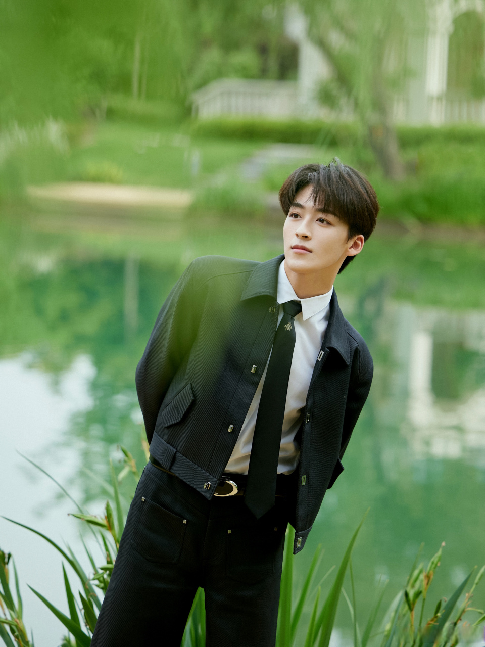 何洛洛热血高校男大氛围感#何洛洛参加2023浙江大学生电影节出发图释