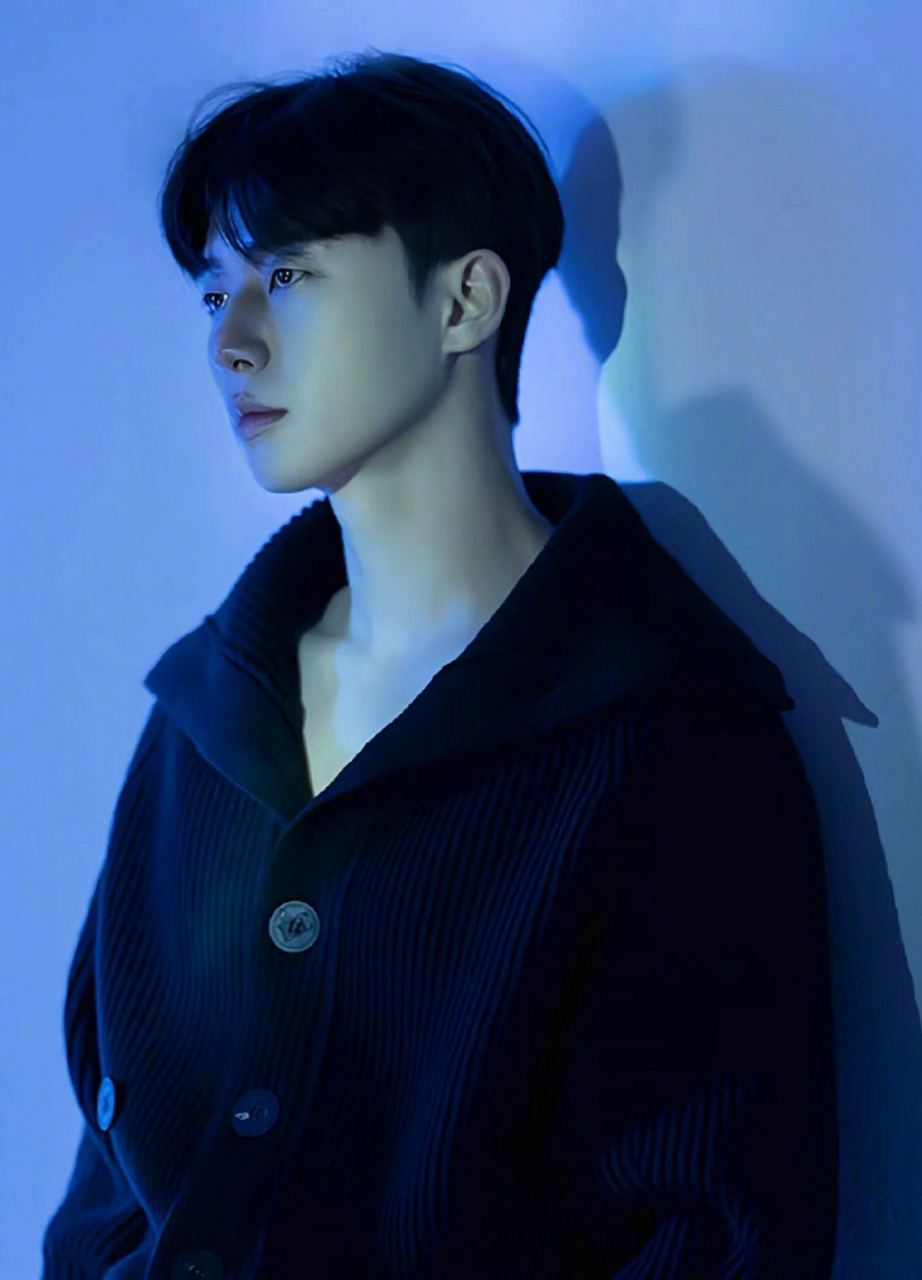 朴叙俊巴黎时装周生图,对比同姿势的海报照,哪里出了问题