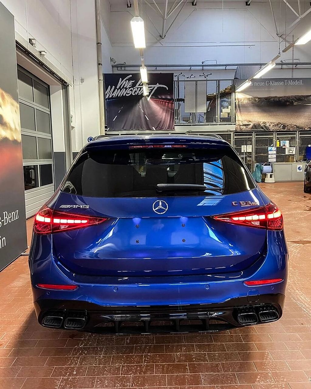 自1997年奔驰公司收购amg品牌,诞生第一款采用v8发动机的w202 代c43