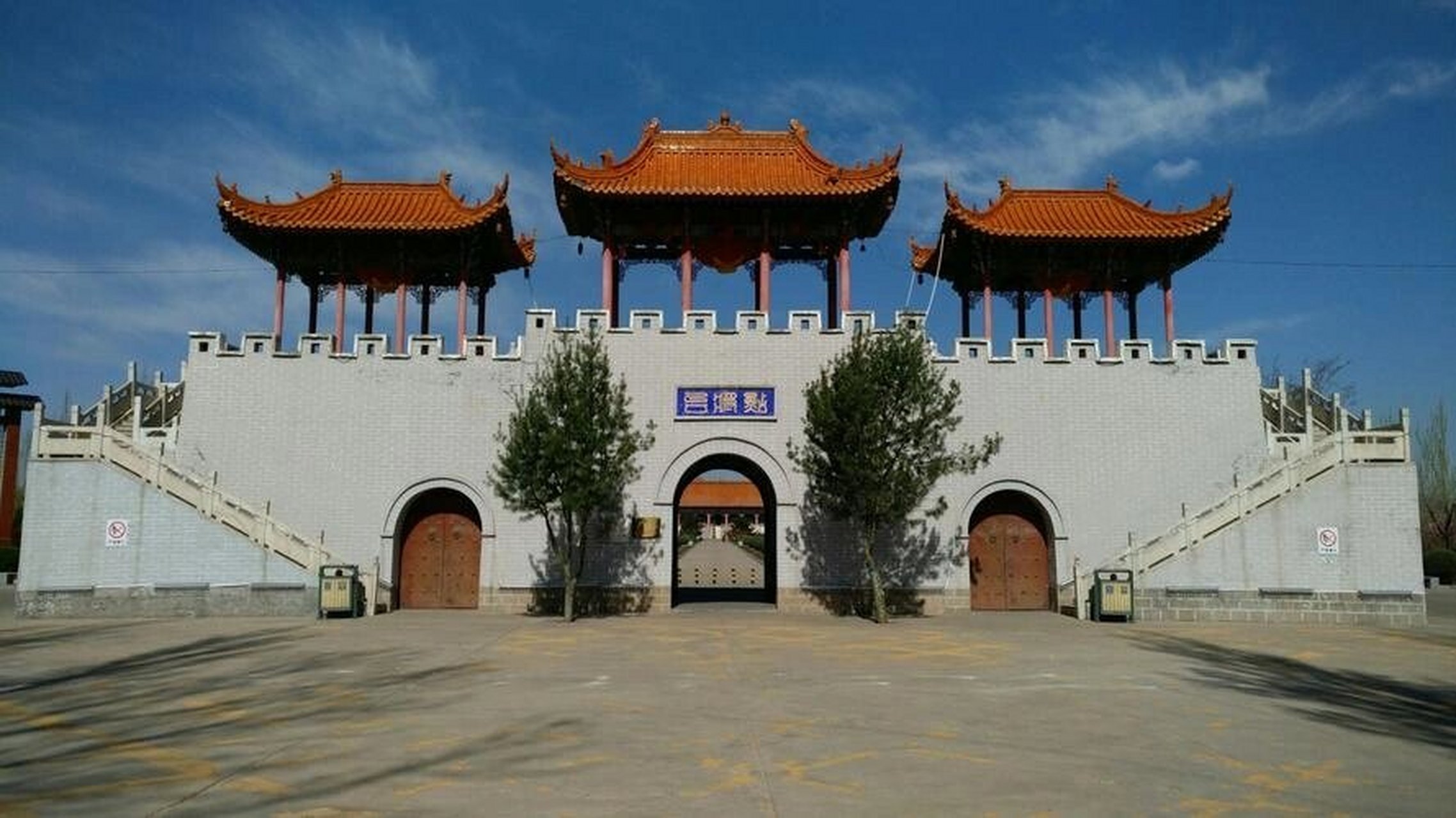 区在怀仁县城西20公里的位置,在这旅游区中的景点还包括有金沙滩镇,何