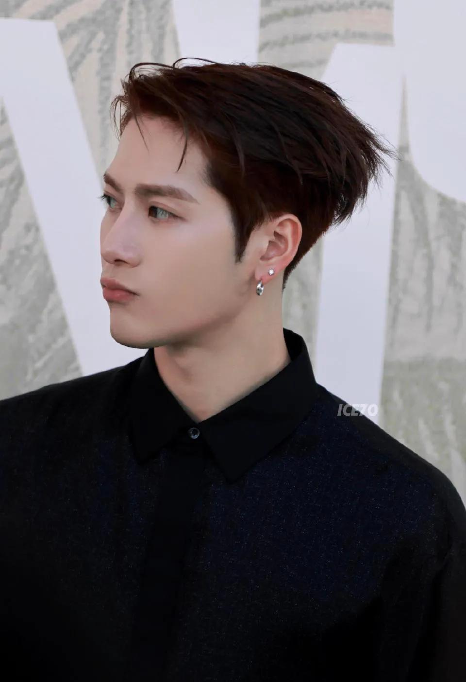 王嘉尔背头造型,帅气值直接拉满! 感觉有点黄宗泽的感觉