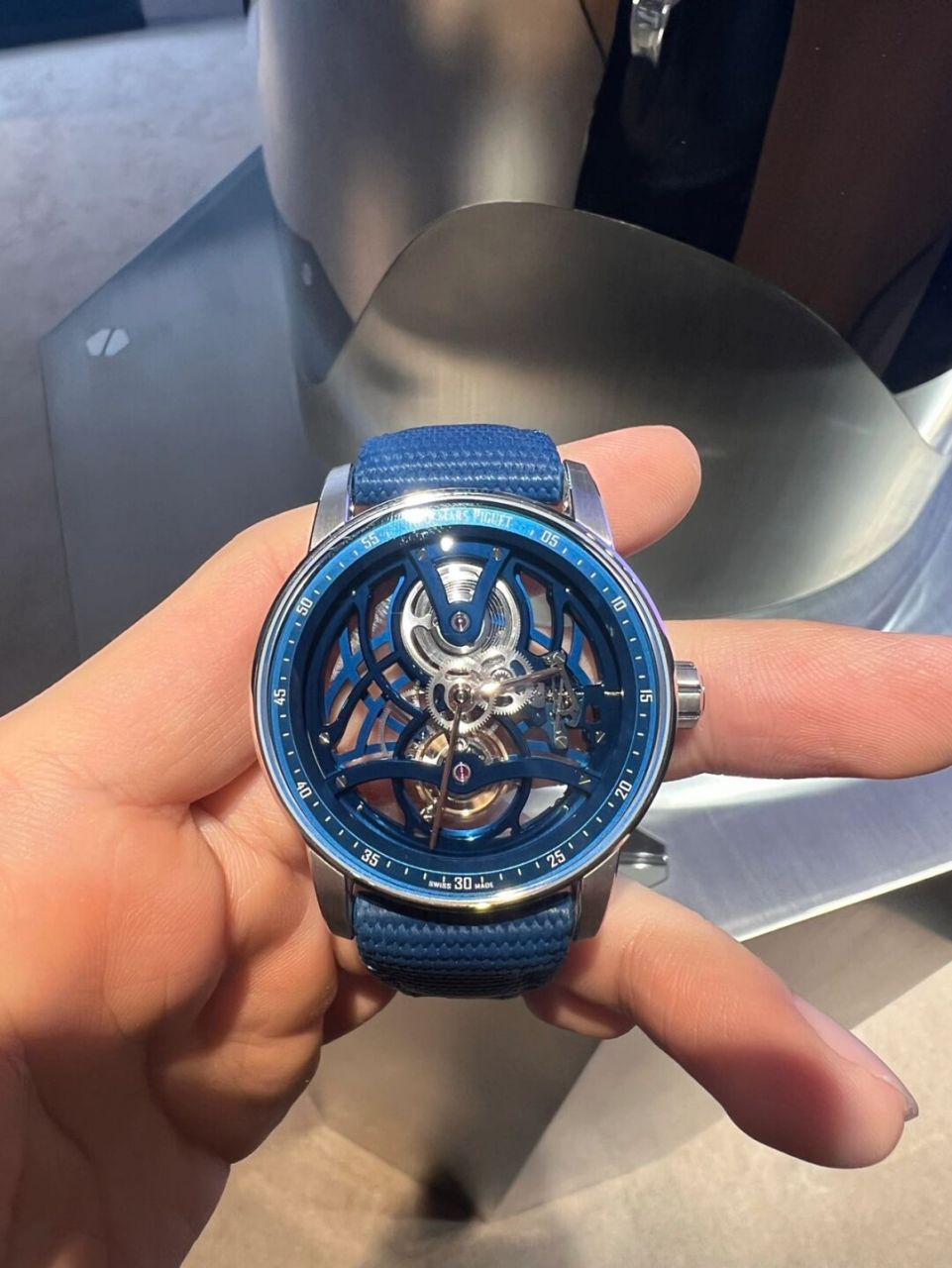 蓝色镂空陀飞轮.这个蓝色真的很美.镂空也是蓝色,好有层次感.