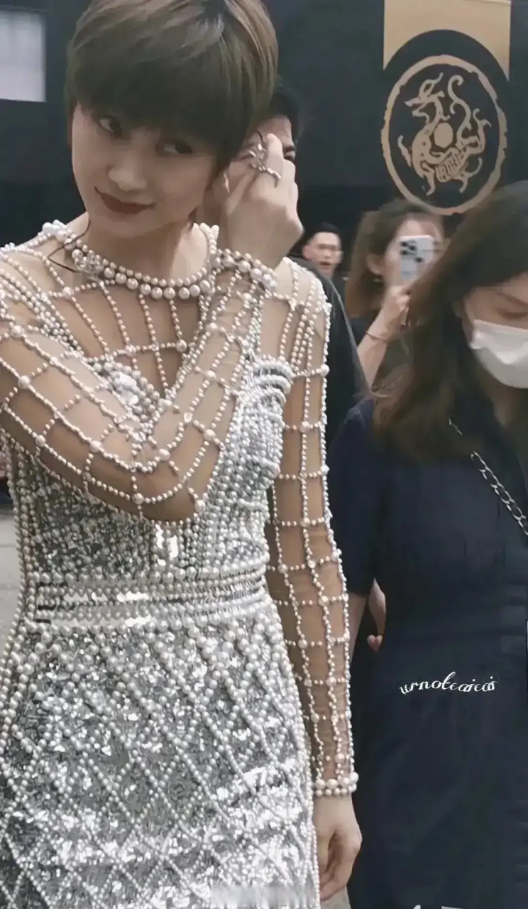 李宇春穿女装,还是给人一种浑身不自在的感觉[捂脸].