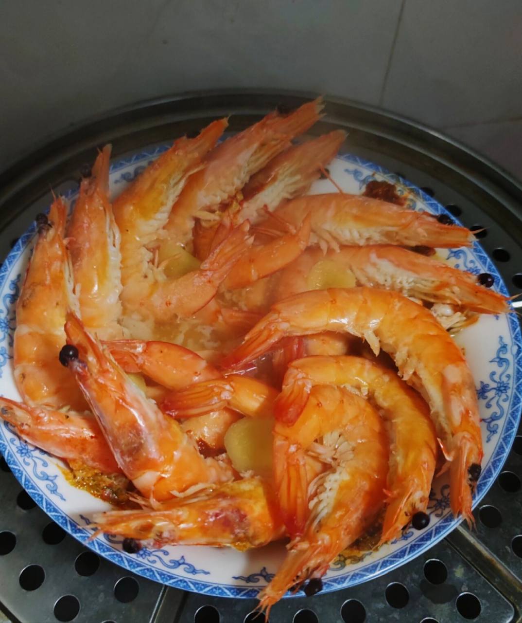 清蒸大虾～ 用牙签挑去虾线用剪刀剪掉其他东西 摆盘  虾上面下面放上