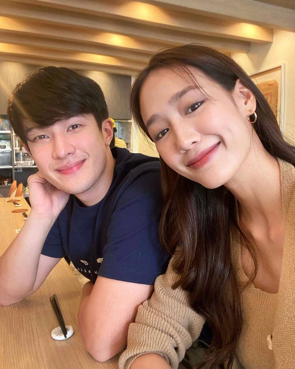 ma&pie前往意大利参加mark&kim两人的婚礼,科莫湖畔james ma身穿西装