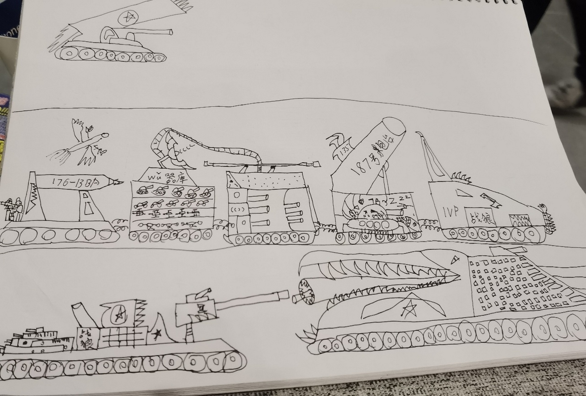 二年级小学生 坦克飞机系列手绘