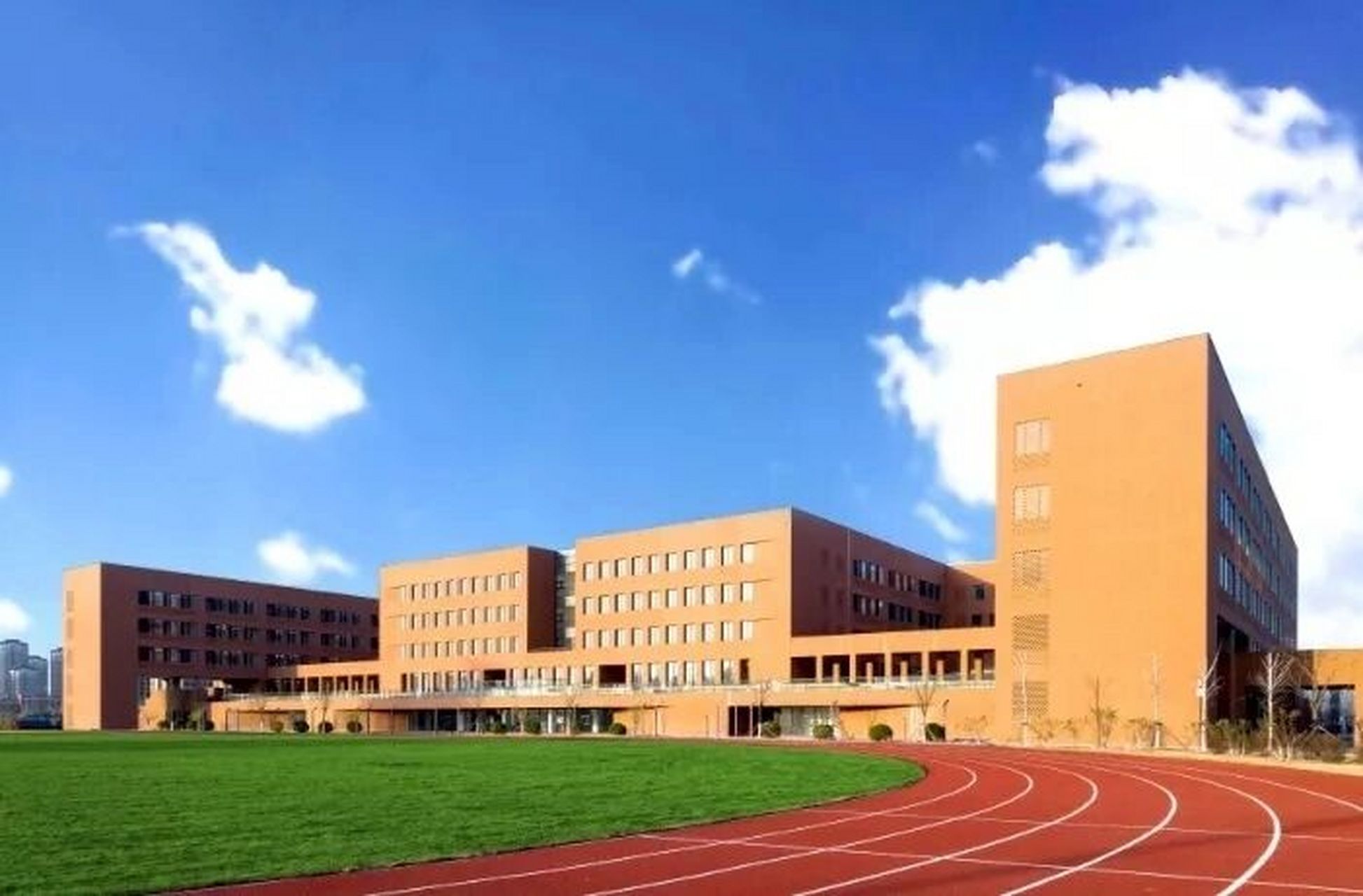 天津第二新华中学生活篇 【作息时间】住宿生早晨6:30起床 (当然你