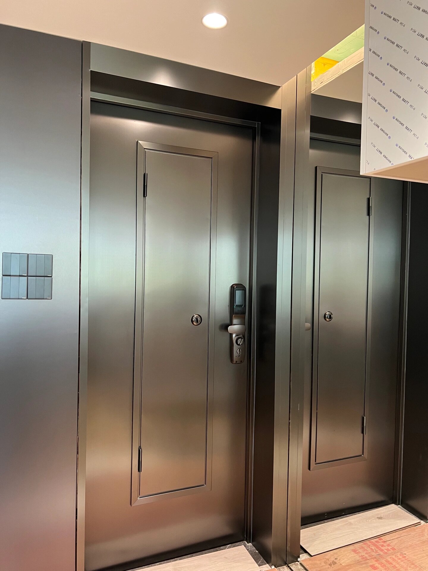 枪灰色入户门门套