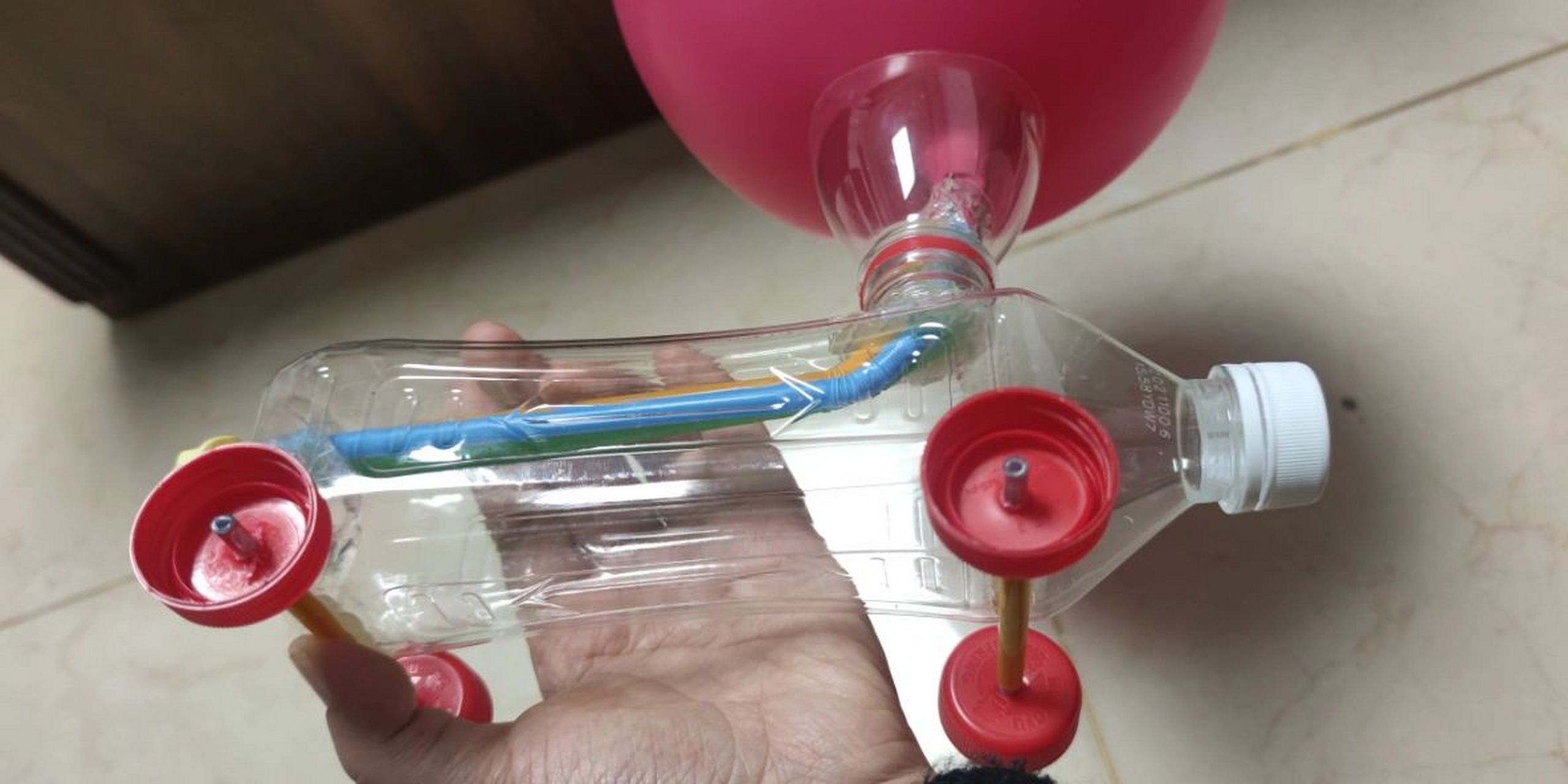 力气球小车 材料:两个气球,塑料瓶(最好是方的,我用的是冰糖雪梨瓶子)