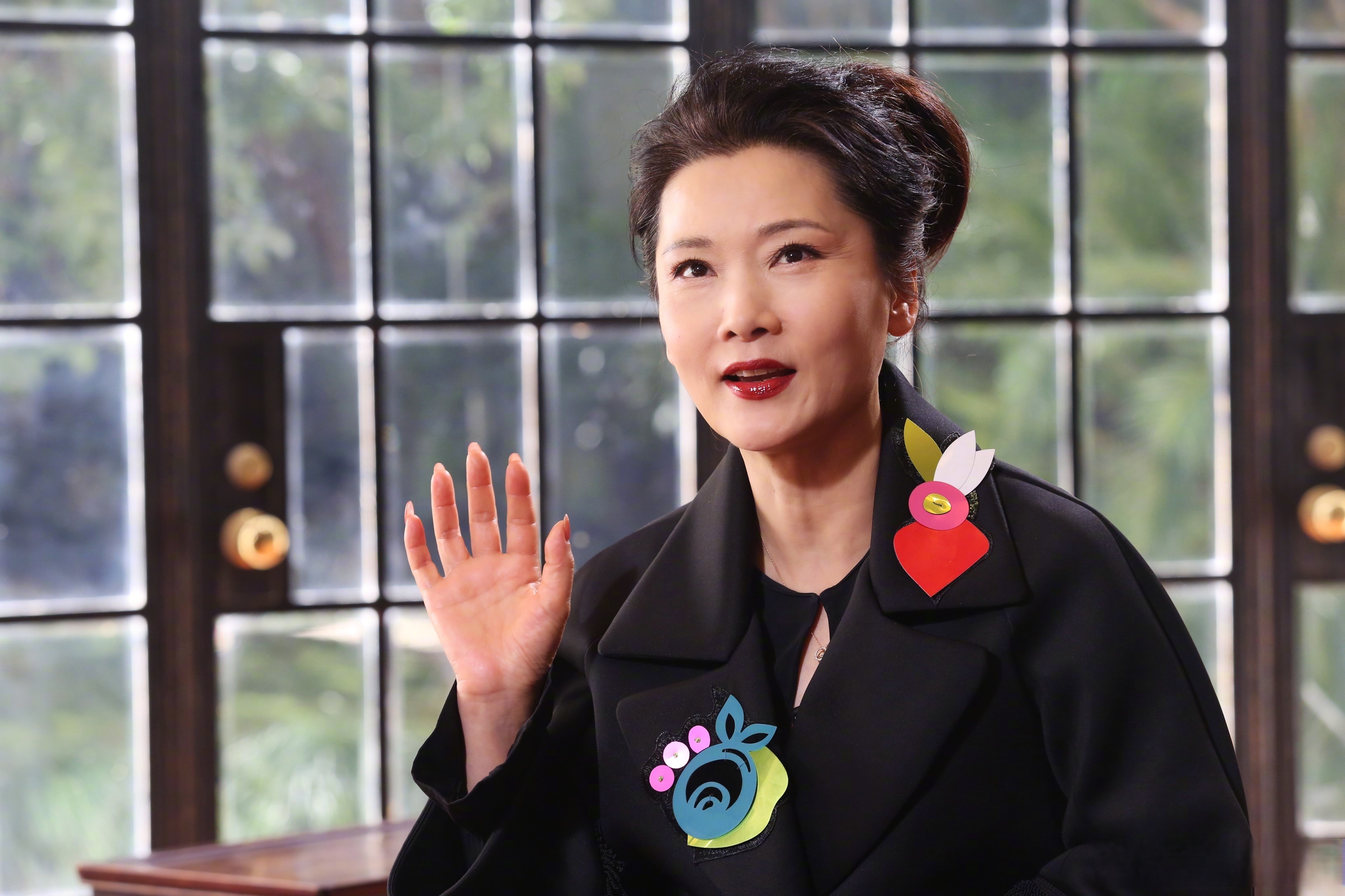 获奖感言,抑或"尖叫之夜"的"尖叫发言",都反应出何赛飞率真可爱的个性