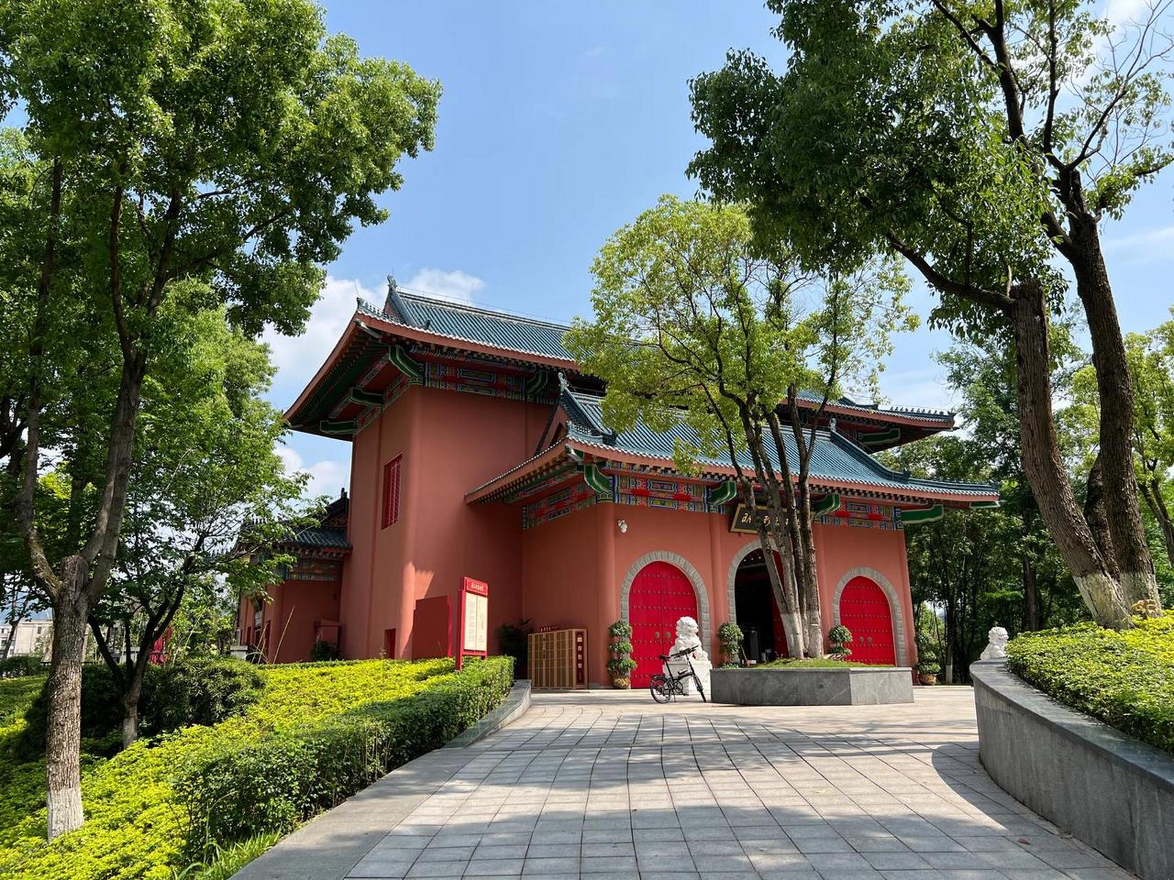 重庆江北嘴中央商务区中央公园  公园位于千厮门大桥北桥头,与重庆