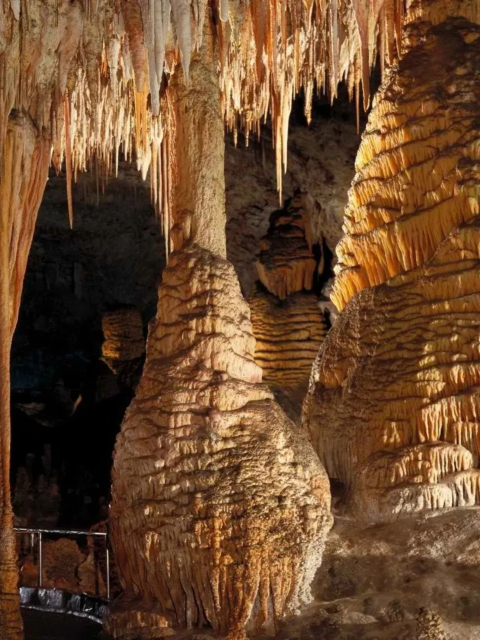 石笋长什么样子图片 石笋图片与简介93 石笋(stalagmite),为碳酸钙