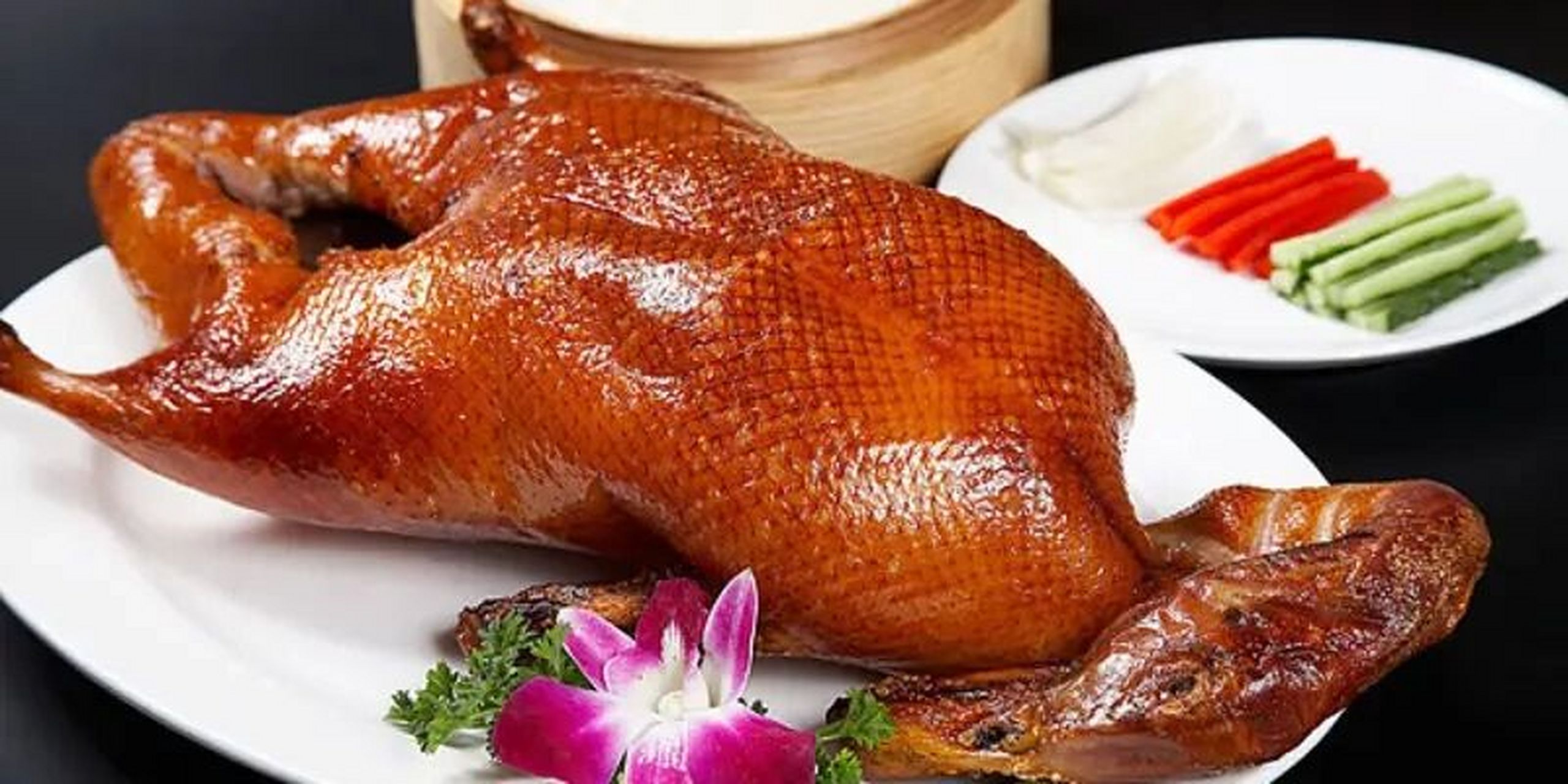 庐州烤鸭 庐州烤鸭是合肥特色小吃之一,它原先为宫廷御膳美食,后传入