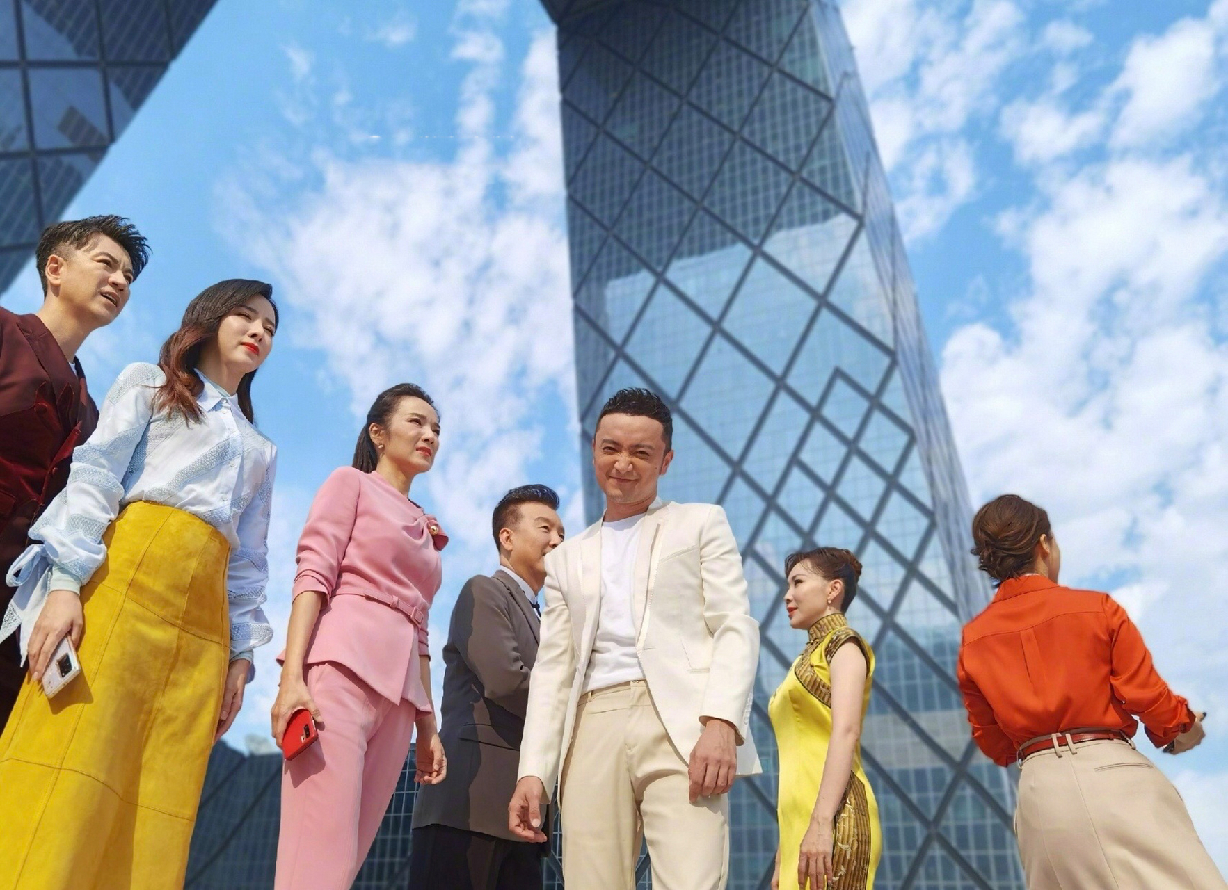 央视主持人合影 央视主持人在央视大裤衩拍摄的蓝天白云大片来啦!