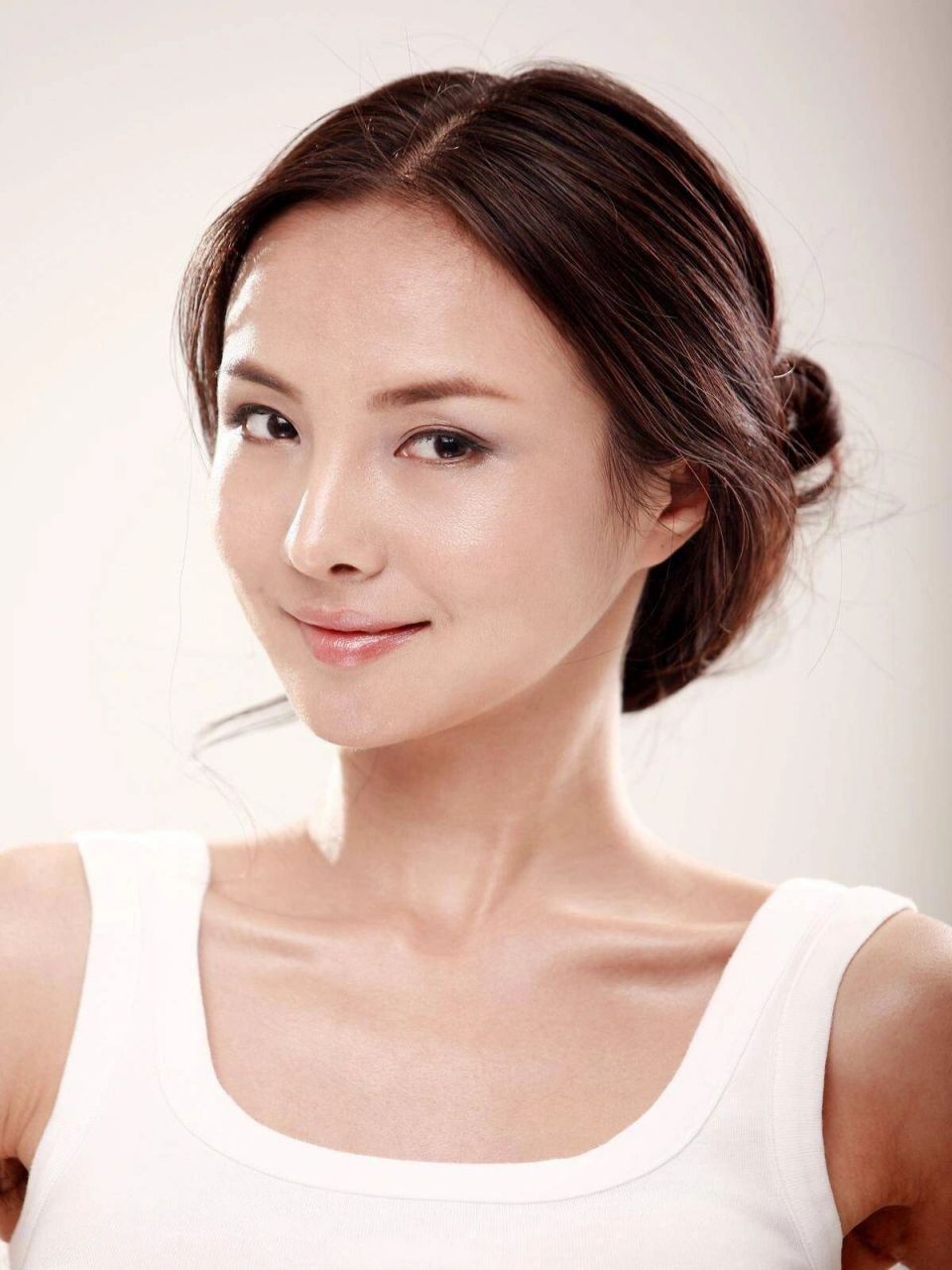 萨顶顶 萨顶顶,原名周鹏,1984年6月27日出生于平顶山市,中国内地流行