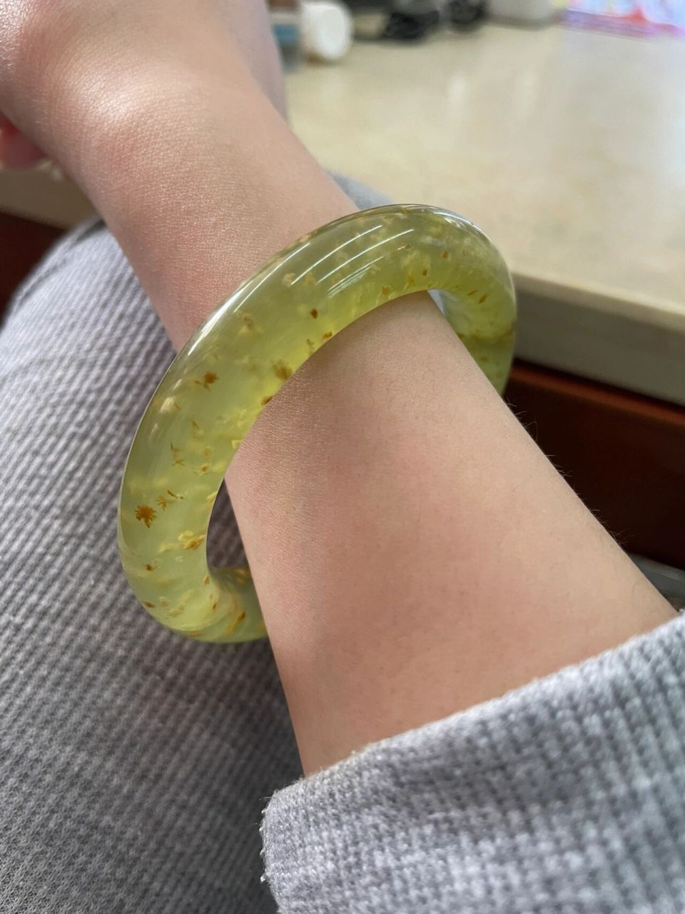 岫玉辽阳水草料盘养前后对比 辛辛苦苦盘养透的镯子,就那么不小心撞了