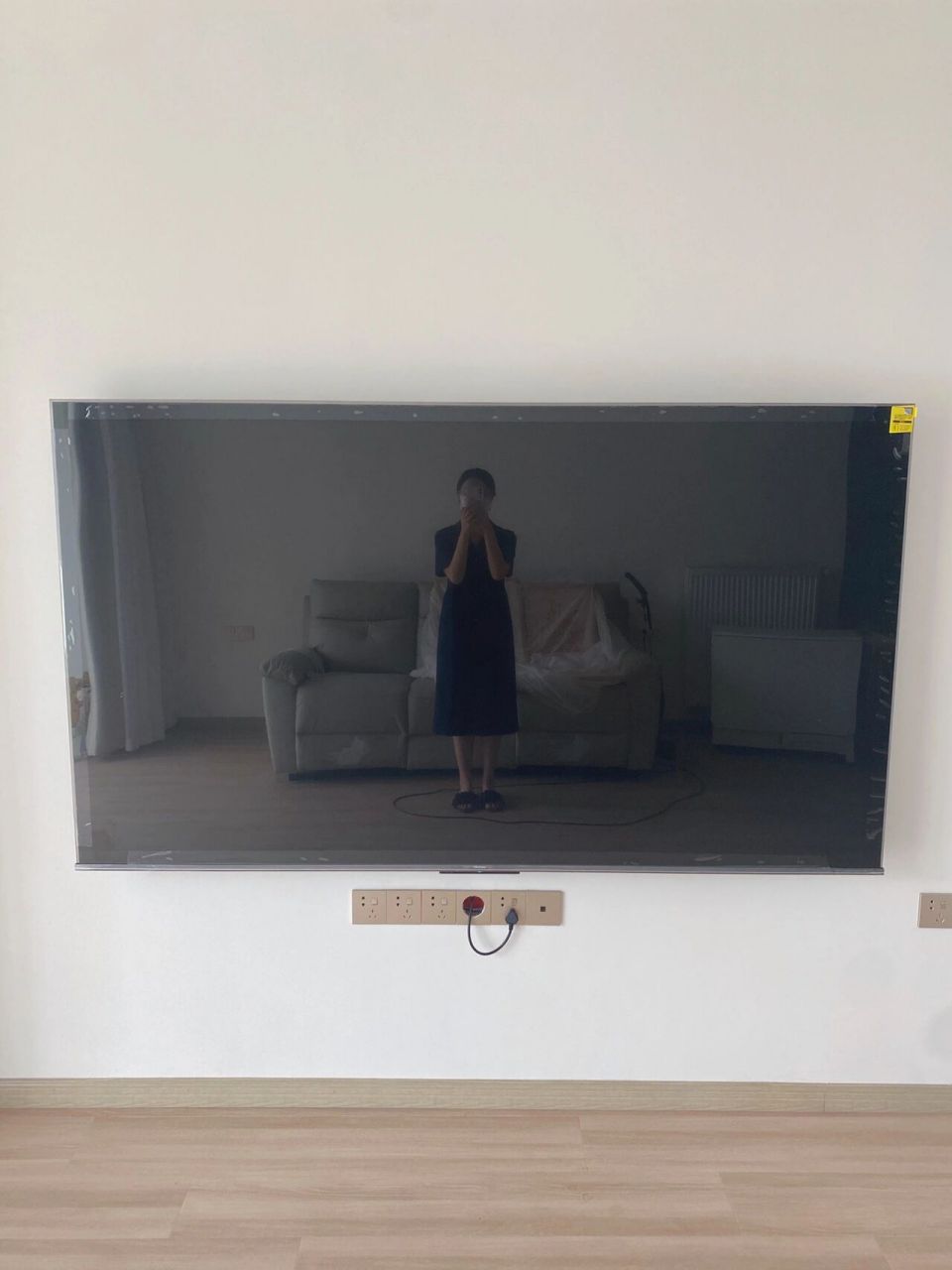 请问家里85寸电视的姐妹,电视离地68矮吗?