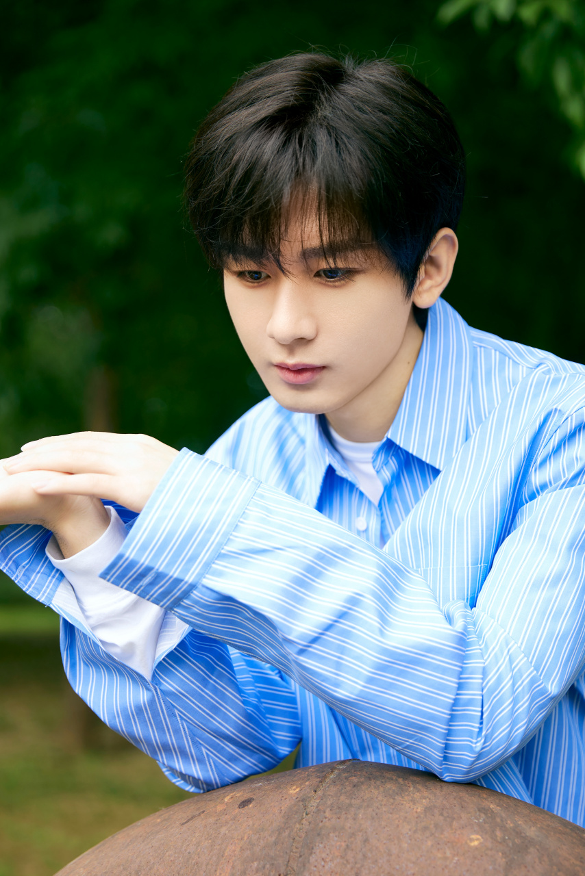 成毅  树影摇曳,情绪涌动 秋风习习氤氲浪漫@成毅 95出发啦76