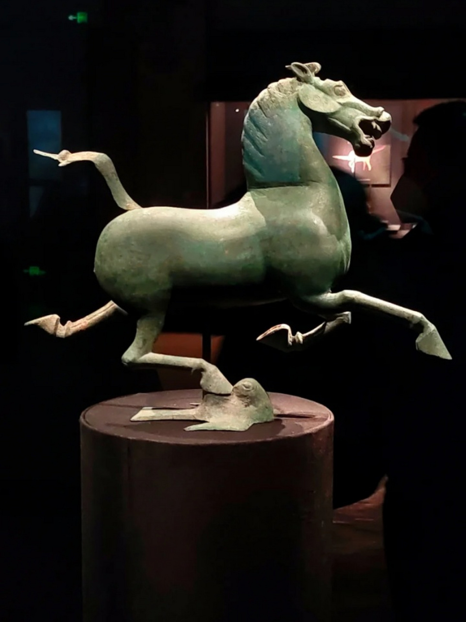 马踏飞燕图片 这尊铜奔马,更为大众熟悉的名称叫马踏飞燕,1969年出土