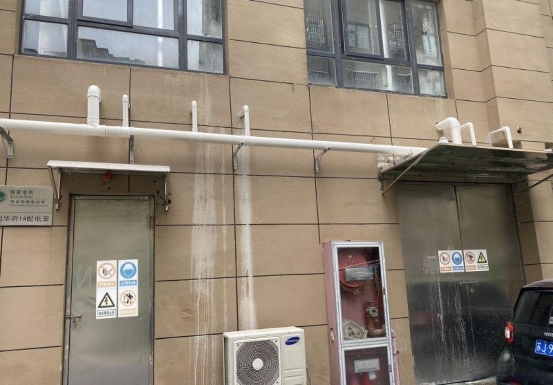 盐城爆料# 东台市虹润华府没有设计地下停车场,设计了两栋停车楼